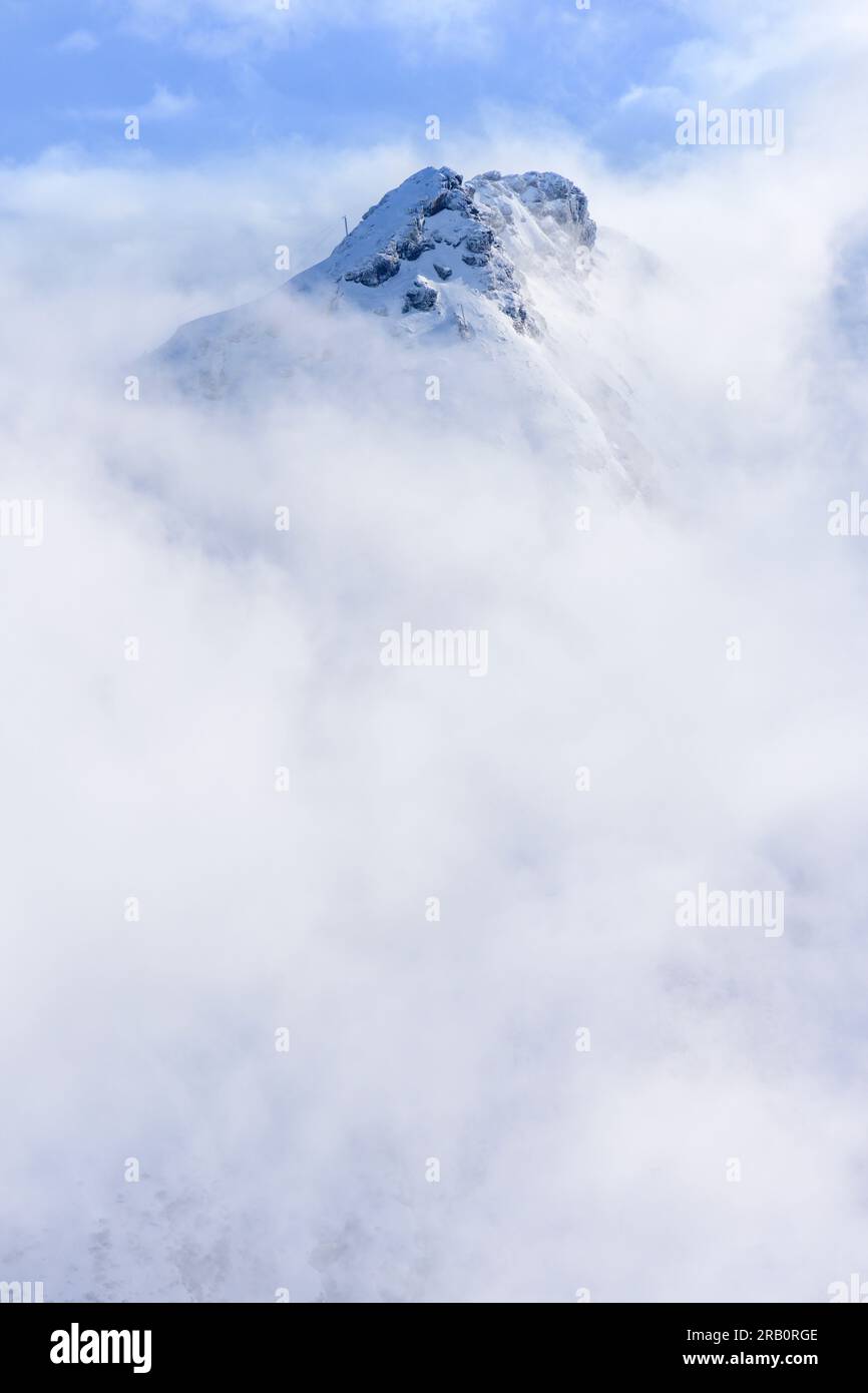 Austria, Montafon, cima di una montagna tra nuvole. Foto Stock