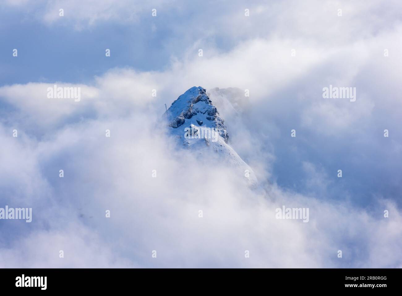 Austria, Montafon, cima di una montagna tra nuvole. Foto Stock