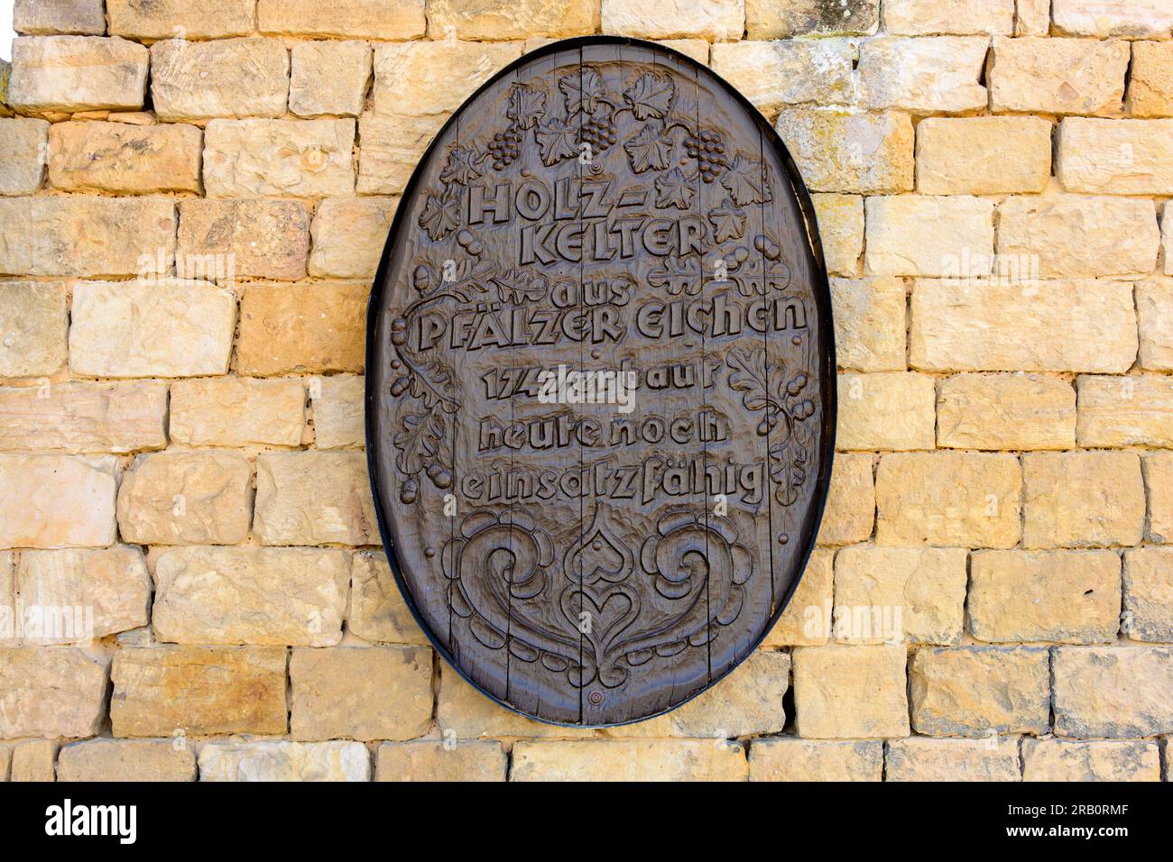Germania, Renania-Palatinato, Neustadt a. d. Weinstraße, vecchio torchio di legno, muro, scudo Foto Stock