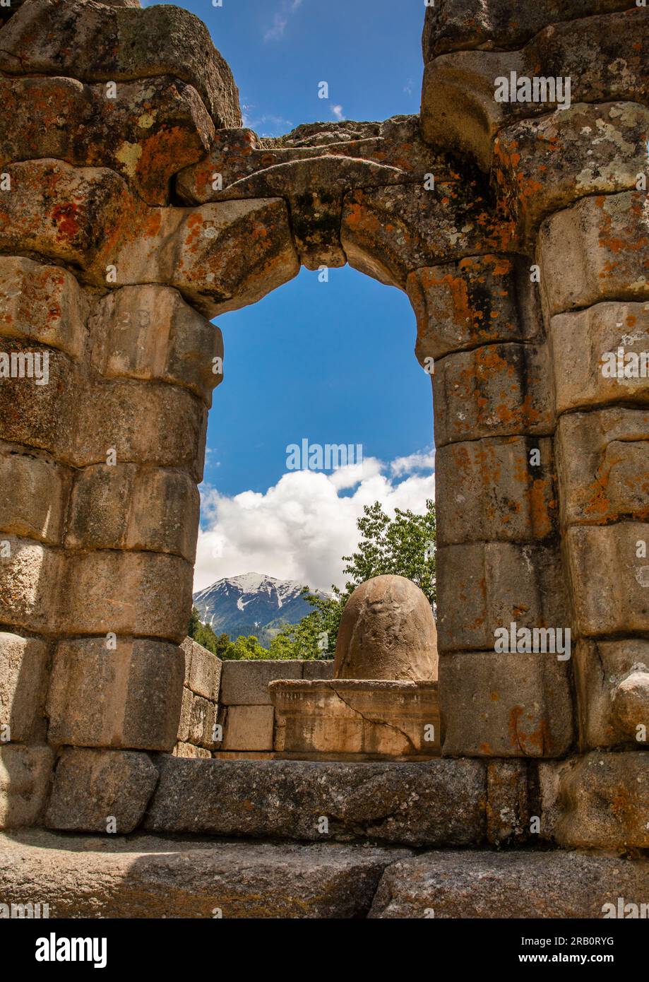 Rovine del Tempio Naranag sull'antico sito di pellegrinaggio indù, Jammu e Kashmir, Kangan, India Foto Stock