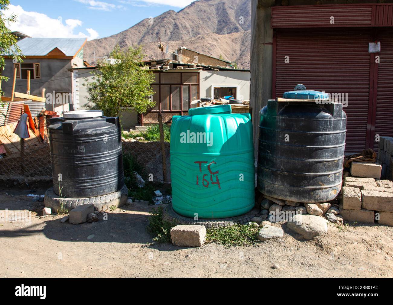 Serbatoio di stoccaggio dell'acqua in plastica, Ladakh, Kargil, India Foto Stock