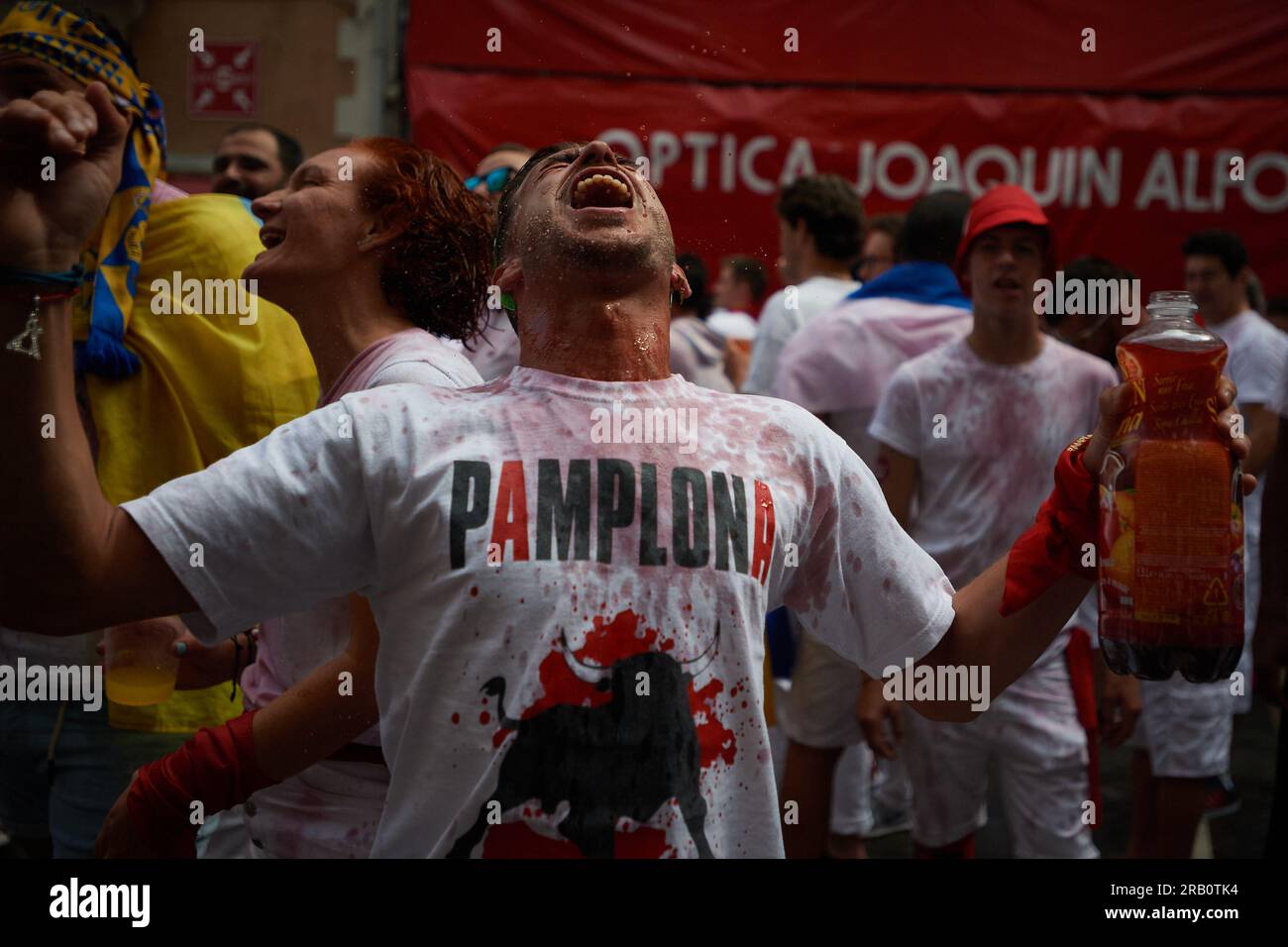 Pamplona, Spagna. 6 luglio 2023. Un giovane viene inumidito di vino durante il San Fermìn chupinazo. Alle 12:00 sono iniziati i festeggiamenti di San Fermin, con il lancio di "El Chupinazo" dal municipio di Pamplona. Sette giorni di festeggiamenti che attraversano le strade di Pamplona, il chupinazo dà l'inizio della festa, la città di Pamplona non dorme in sette giorni per 24 ore. Corsa di tori, corride, pranzi, cene, gruppi musicali e una buona atmosfera durante i sette giorni di festeggiamenti. Credito: SOPA Images Limited/Alamy Live News Foto Stock
