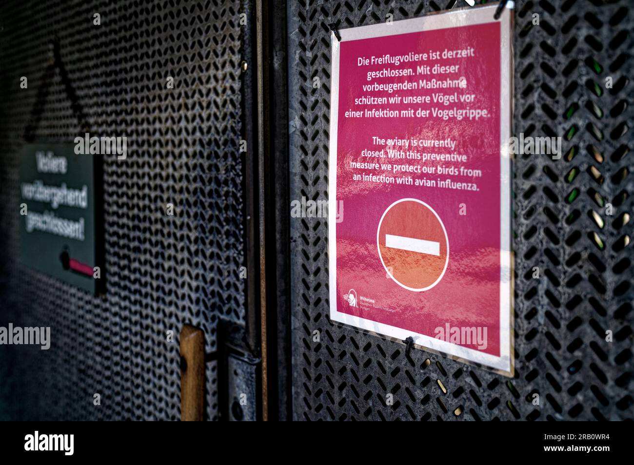 Voliere e recinti per uccelli chiusi a causa dell'influenza aviaria rampante, Wilhelma, Giardino zoologico-botanico, Stoccarda, Baden-Württemberg, Germania Foto Stock Voliere e recinti per uccelli chiusi a causa dell'influenza aviaria rampante, Wilhelma, Giardino zoologico-botanico, Stoccarda, Baden-Württemberg, Germania Foto Stock