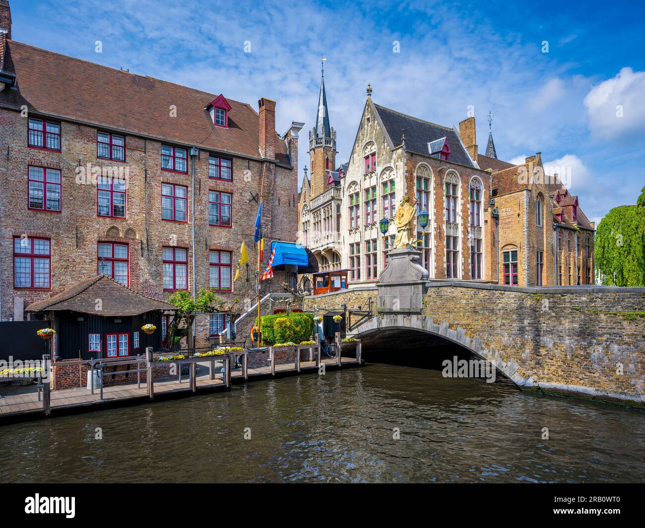Edifici storici lungo un canale a Bruges, Belgio Foto Stock