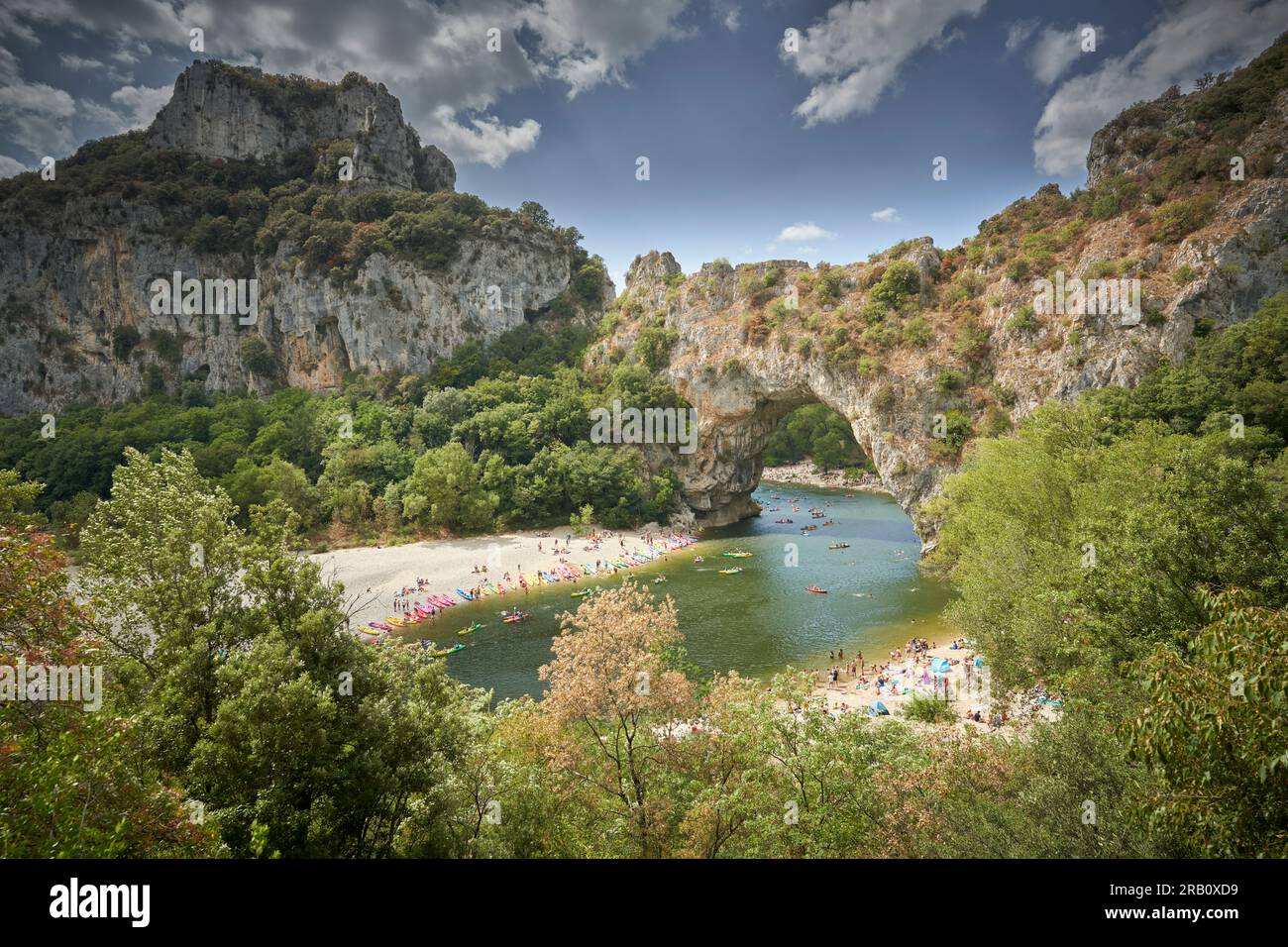 Canoisti e bagnanti nella gola dell'Ardeche a Pont d'Arc vicino Vallon-Pont d'Arc, Ardeche, Auvergne, Francia, Foto Stock