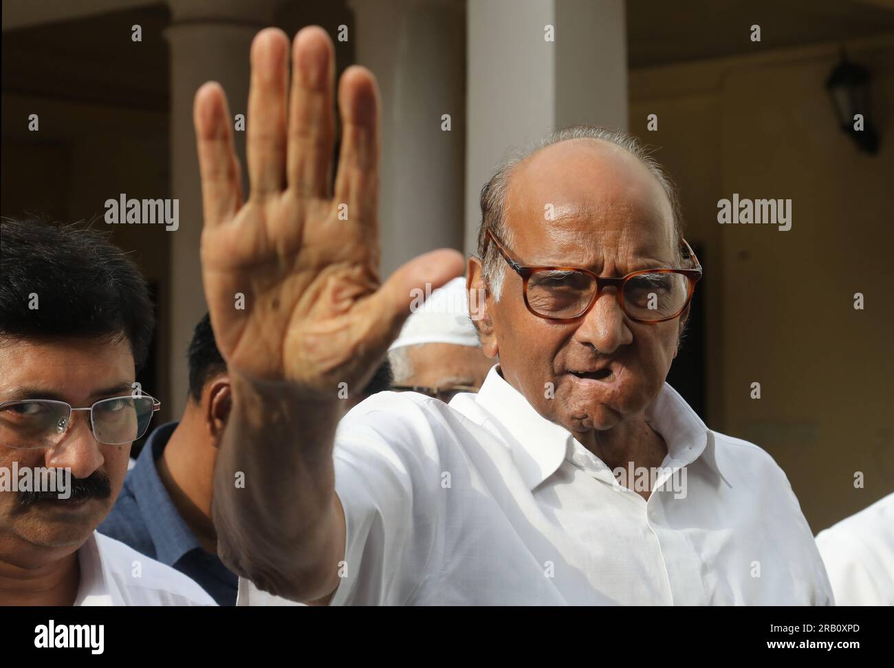 Nuova Delhi, India. 6 luglio 2023. Il presidente del Partito del Congresso nazionalista (NCP) Sharad Pawar (centro) arriva per parlare ai media dopo la riunione del Comitato di lavoro del NCP nella sua residenza a nuova Delhi. Sharad Pawar disse: "Sono il presidente del partito. Il comitato di lavoro dell'NCP approvò la decisione di espellere i leader ribelli Ajit Pawar e altri nove che avevano giurato come ministro nel governo Shinde-Fadnavis per aver indulto in attività anti-partitiche. Credito: SOPA Images Limited/Alamy Live News Foto Stock