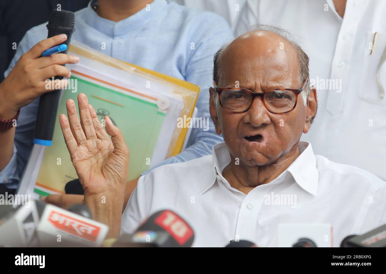 Nuova Delhi, India. 6 luglio 2023. Il presidente del Partito del Congresso nazionalista (NCP) Sharad Pawar (centro) si rivolge ai media dopo la riunione del Comitato di lavoro del NCP nella sua residenza, a nuova Delhi. Sharad Pawar disse: "Sono il presidente del partito. Il comitato di lavoro dell'NCP approvò la decisione di espellere i leader ribelli Ajit Pawar e altri nove che avevano giurato come ministro nel governo Shinde-Fadnavis per aver indulto in attività anti-partitiche. Credito: SOPA Images Limited/Alamy Live News Foto Stock