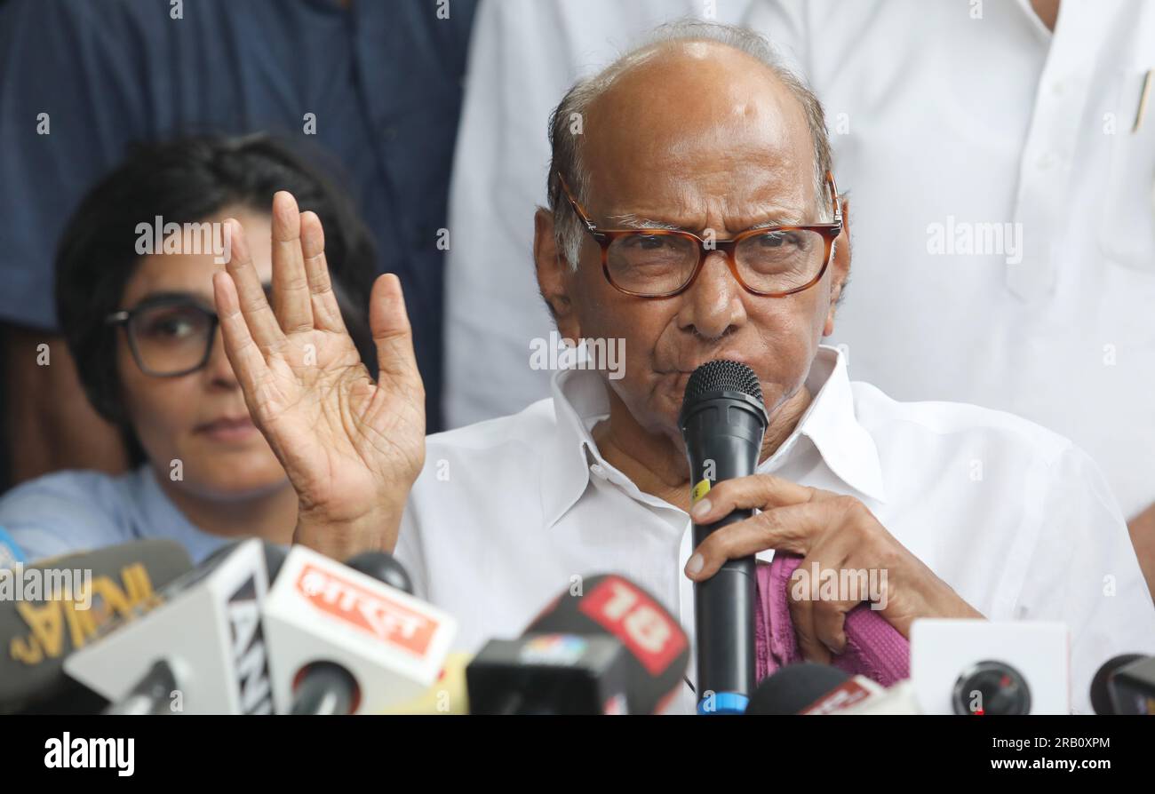 Nuova Delhi, India. 6 luglio 2023. Il presidente del Partito del Congresso nazionalista (NCP) Sharad Pawar (centro) si rivolge ai media dopo la riunione del Comitato di lavoro del NCP nella sua residenza, a nuova Delhi. Sharad Pawar disse: "Sono il presidente del partito. Il comitato di lavoro dell'NCP approvò la decisione di espellere i leader ribelli Ajit Pawar e altri nove che avevano giurato come ministro nel governo Shinde-Fadnavis per aver indulto in attività anti-partitiche. Credito: SOPA Images Limited/Alamy Live News Foto Stock