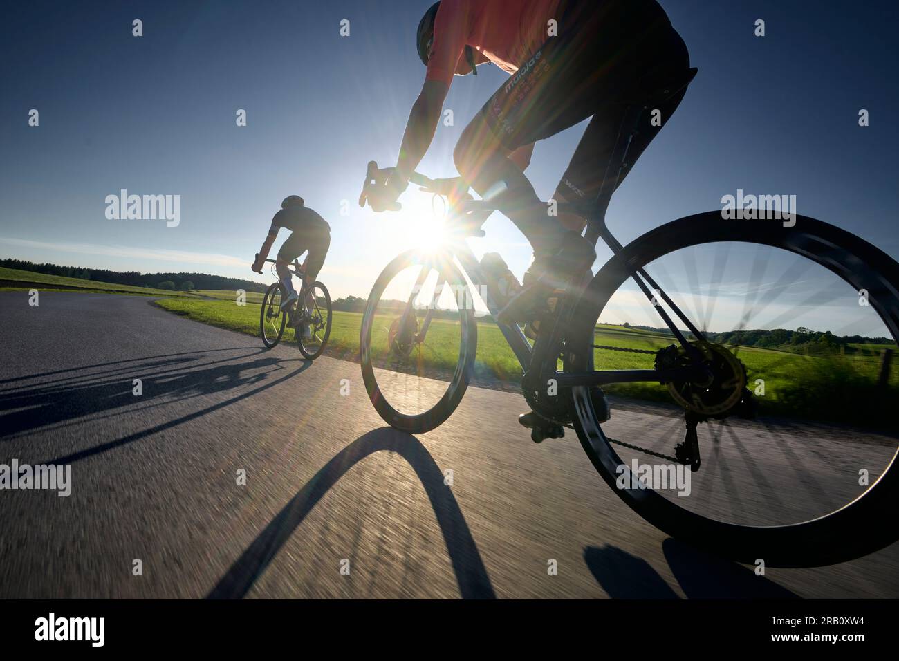 Due giovani uomini in bici da corsa Foto Stock