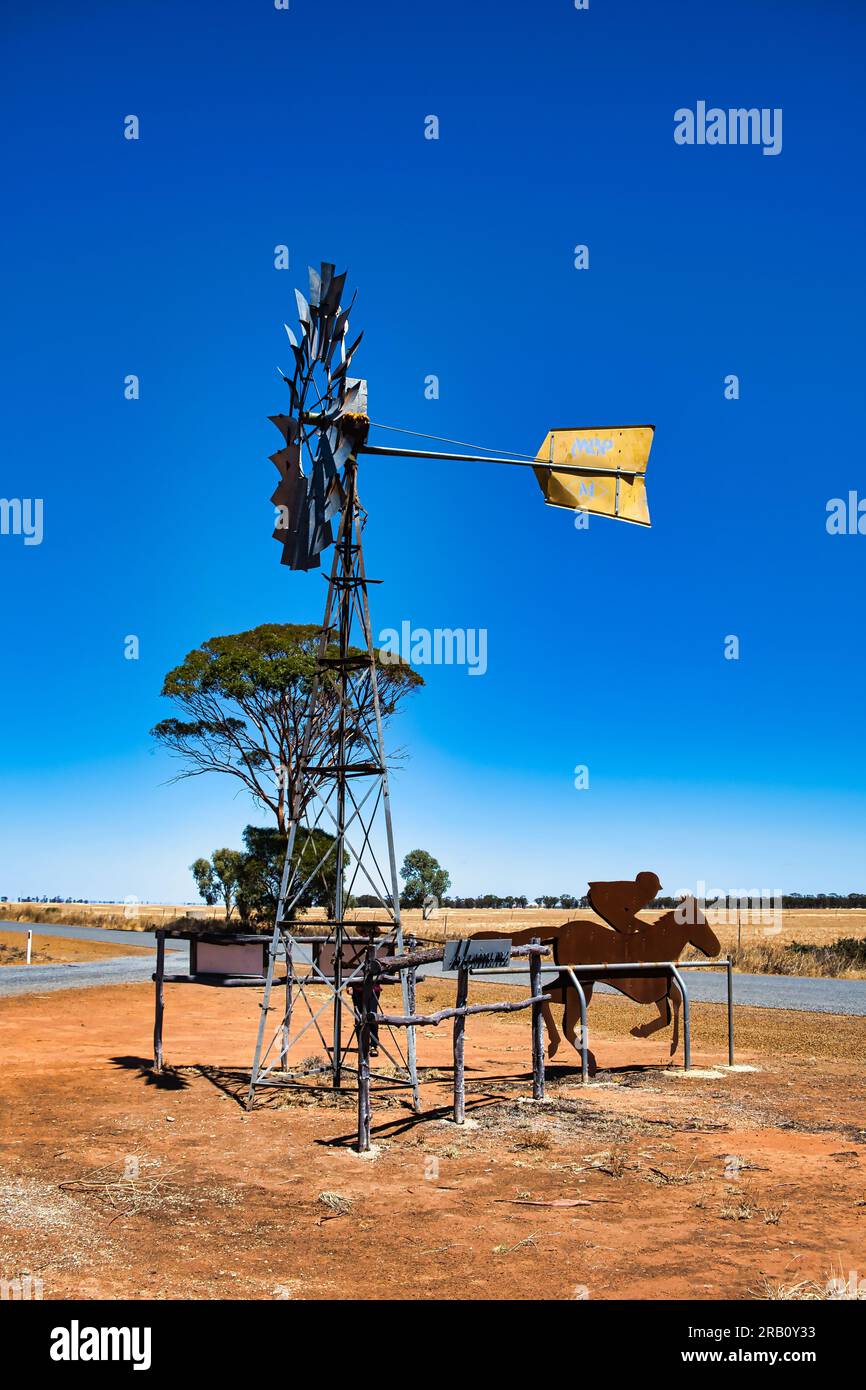 Un cavallo a vento in memoria del cavallo da corsa "Cleomine", nel profondo della cintura di grano dell'Australia Occidentale, vicino alla città di Mukinbudin Foto Stock