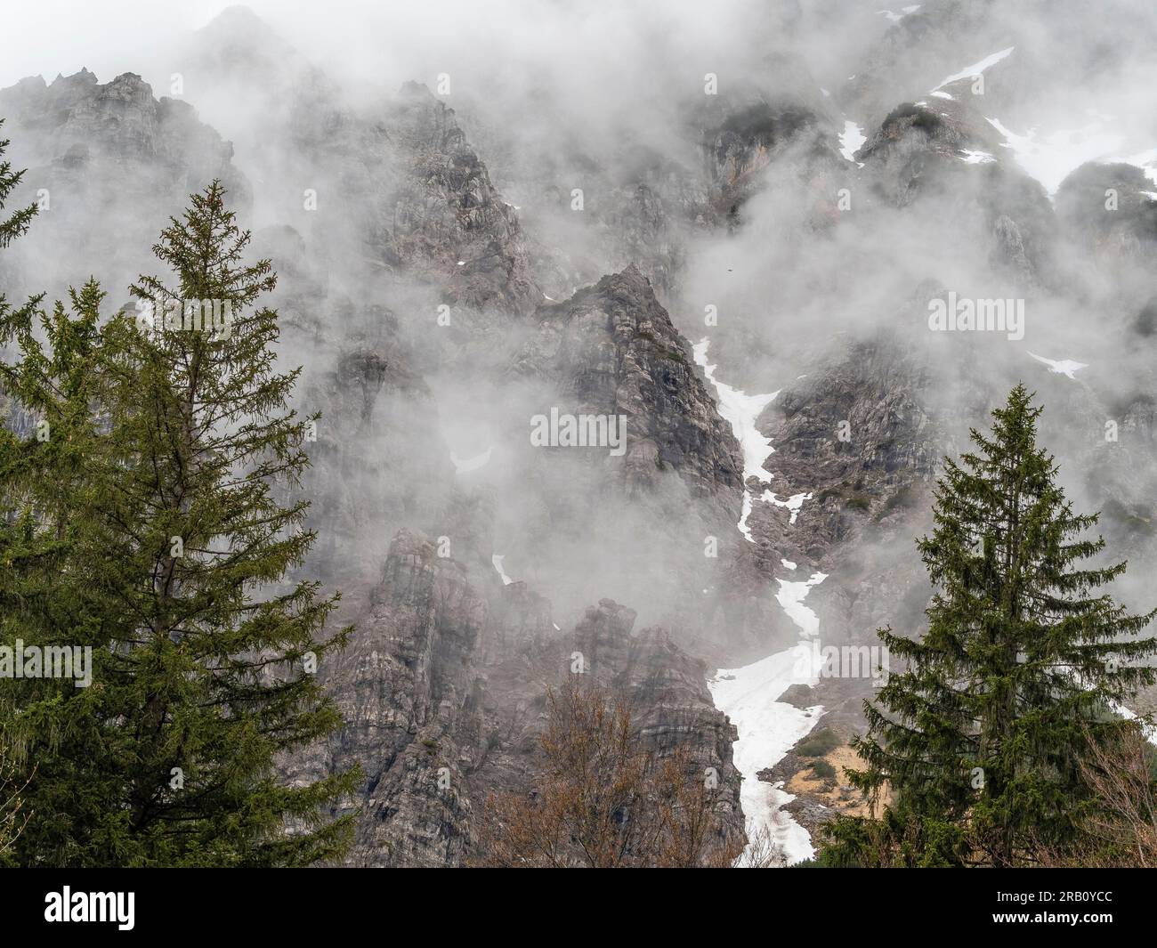 Vista sulle montagne Kaiser, una catena montuosa delle Alpi calcaree settentrionali nelle Alpi orientali. Si trova in Austria, in provincia di Tirolo, tra Kufstein e St Johann in Tirolo. Foto Stock