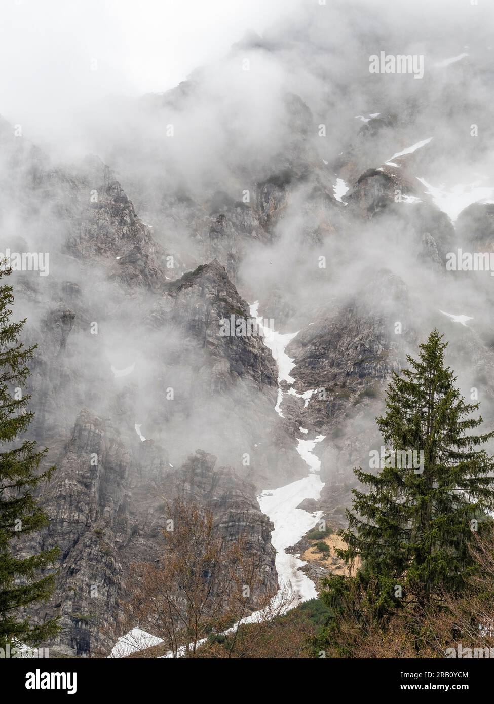 Vista sulle montagne Kaiser, una catena montuosa delle Alpi calcaree settentrionali nelle Alpi orientali. Si trova in Austria, in provincia di Tirolo, tra Kufstein e St Johann in Tirolo. Foto Stock