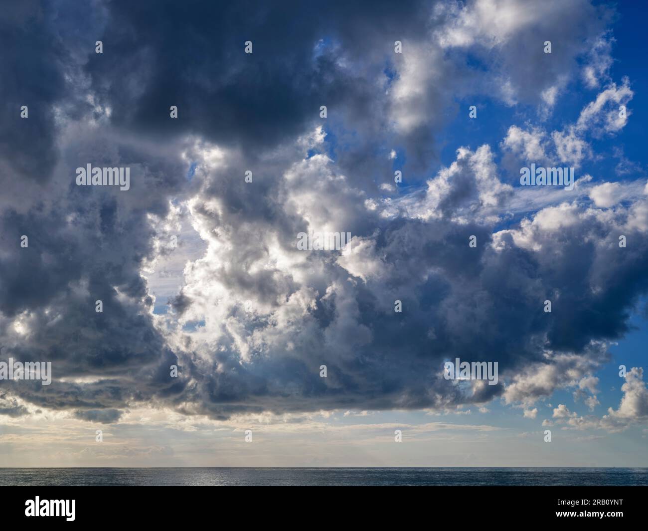 Atmosfera nuvolosa alla Plage des Petites Dalles, Normandia. Foto Stock