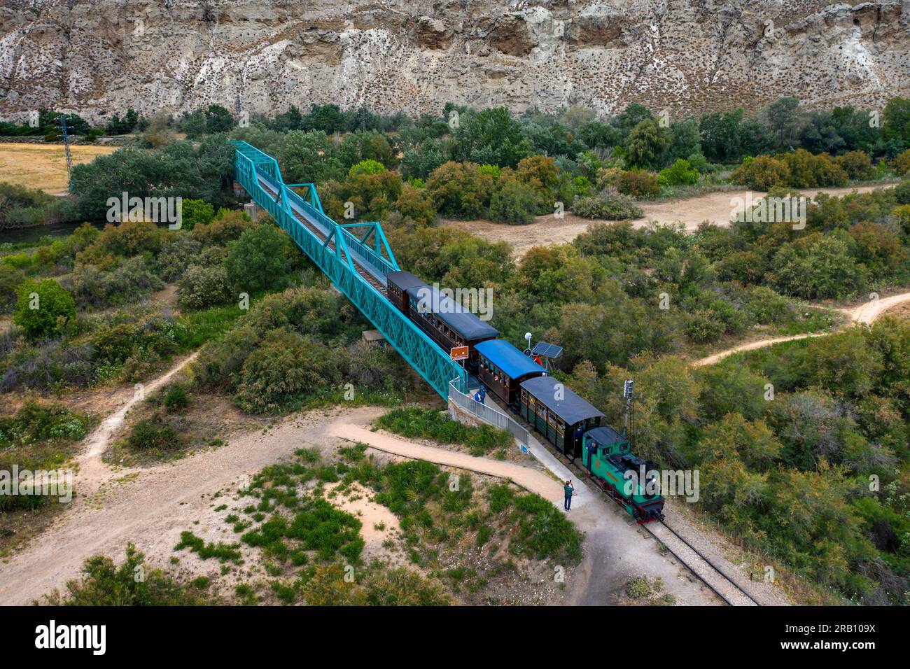 Vista aerea del treno El Tren de Arganda o del treno Tren de la Poveda a Rivas Vaciamadrid, Madrid, Spagna. Nel 1990 un gruppo di appassionati ferroviari acquisisce Foto Stock