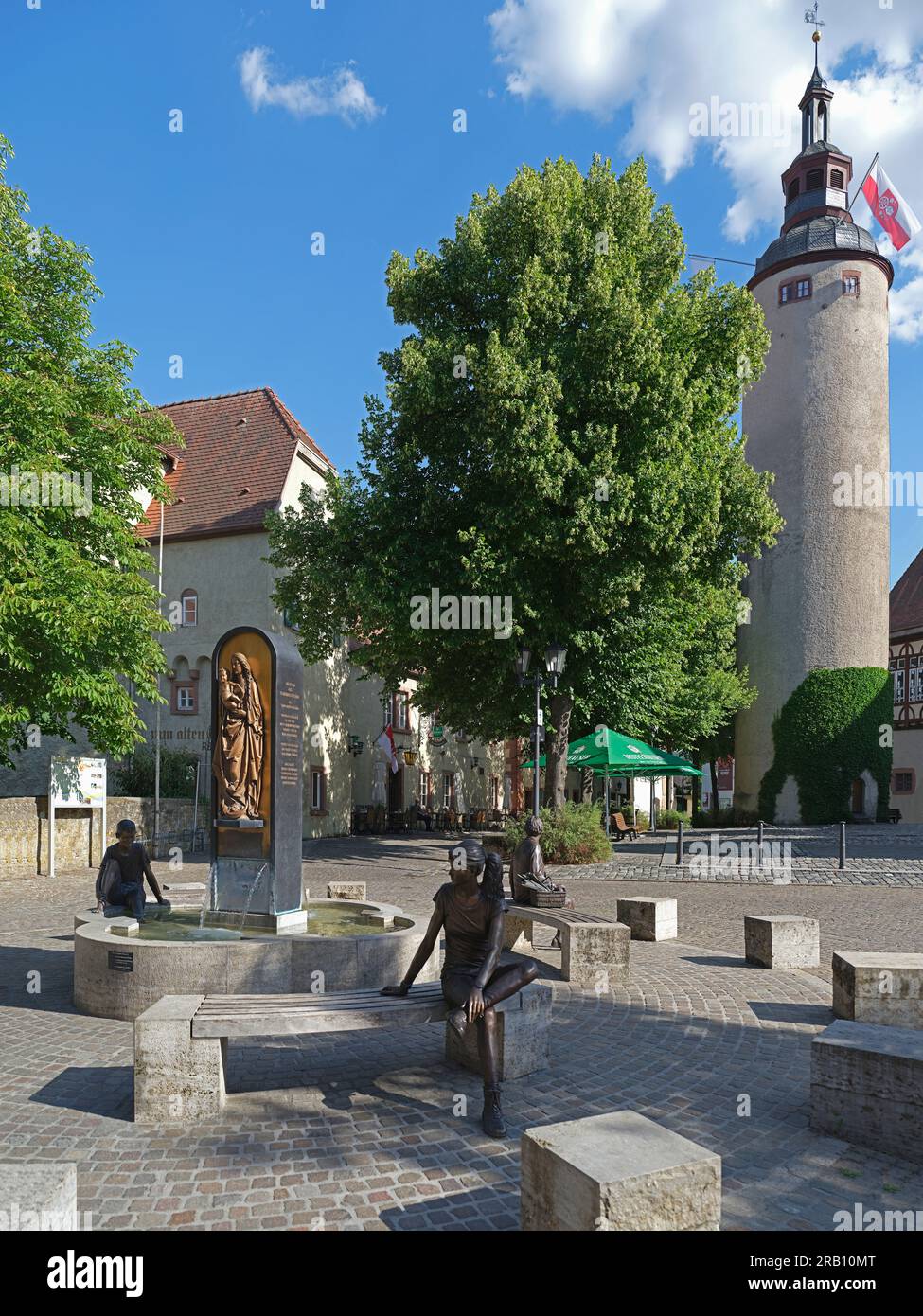 La fontana della piazza del castello è dedicata a Tilman Riemenschneider e alla sua Madonna Tauberbischofsheim (scultore Leo Wirth), Türmersturm (1280) presso il castello di Magonza elettorale, Tauberbischofsheim, Baden-Württemberg, Germania. Foto Stock