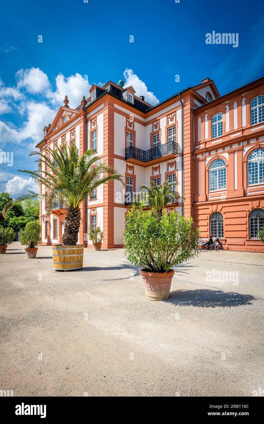 Palazzo della città a Wiesbaden-Biebrich, residenza barocca dei duchi di Nassau con un grande parco in cui si svolgono i famosi tornei di salto con gli spettacoli a Whitsun Foto Stock