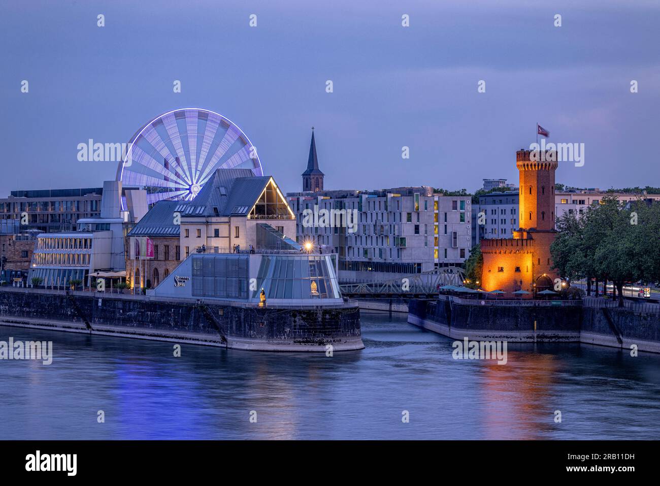 Museo del cioccolato con ruota panoramica e fiume Reno al crepuscolo. Colonia, Renania settentrionale-Vestfalia, Germania. Foto Stock