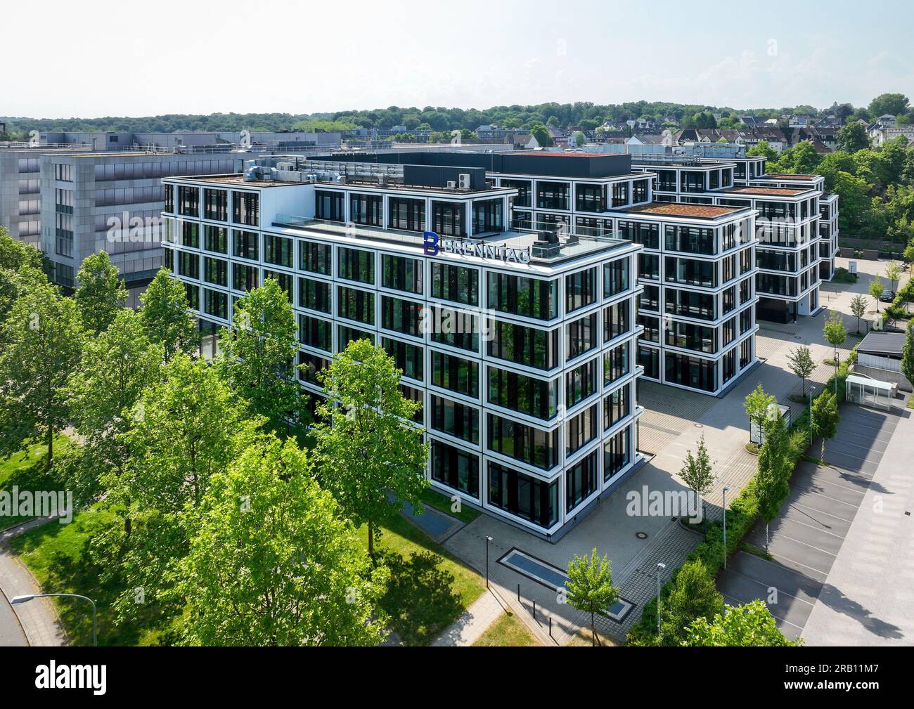 Essen, Renania settentrionale-Vestfalia, Germania - Brenntag, logo aziendale sulla facciata della sede centrale di Brenntag, l'azienda è leader mondiale nella distribuzione di prodotti chimici e ingredienti Foto Stock