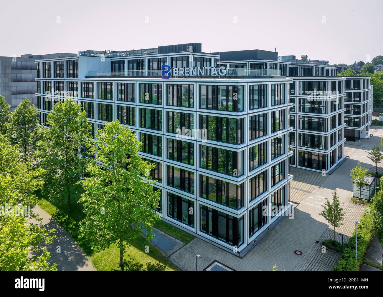 Essen, Renania settentrionale-Vestfalia, Germania - Brenntag, logo aziendale sulla facciata della sede centrale di Brenntag, l'azienda è leader mondiale nella distribuzione di prodotti chimici e ingredienti Foto Stock