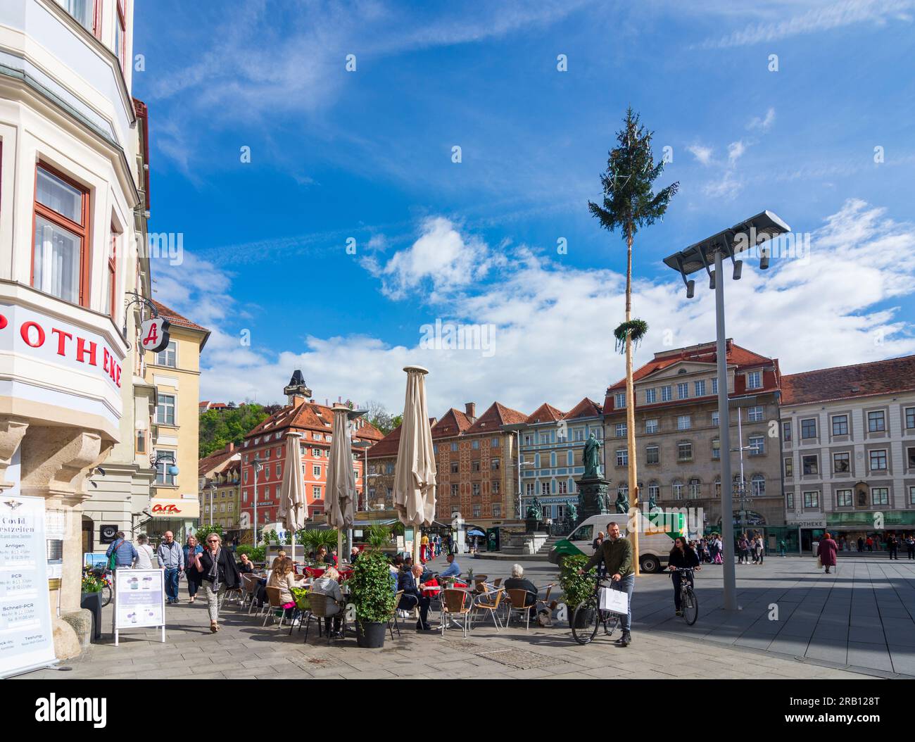 Graz, piazza Hauptplatz (piazza principale), torre dell'orologio, fontana dell'arciduca Giovanni d'Austria nella regione Graz, Stiria, Austria Foto Stock