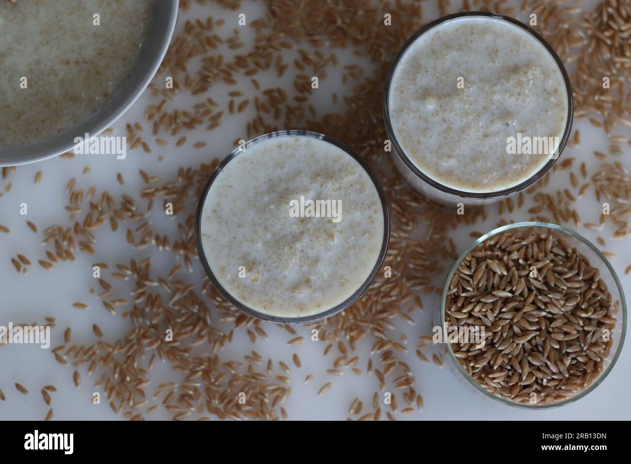 Porridge di grano Khapli. Porridge sano fatto di frumento frantumato, bollito nel latte. Una versione del porridge con le più antiche varietà di grano dell'India. Spara Foto Stock