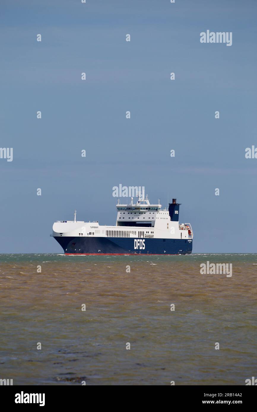 RO-RO (Roll On - Roll Off) nave da carico Tulip Seaways che entra nel porto di Felixstowe, Suffolk, Regno Unito Foto Stock