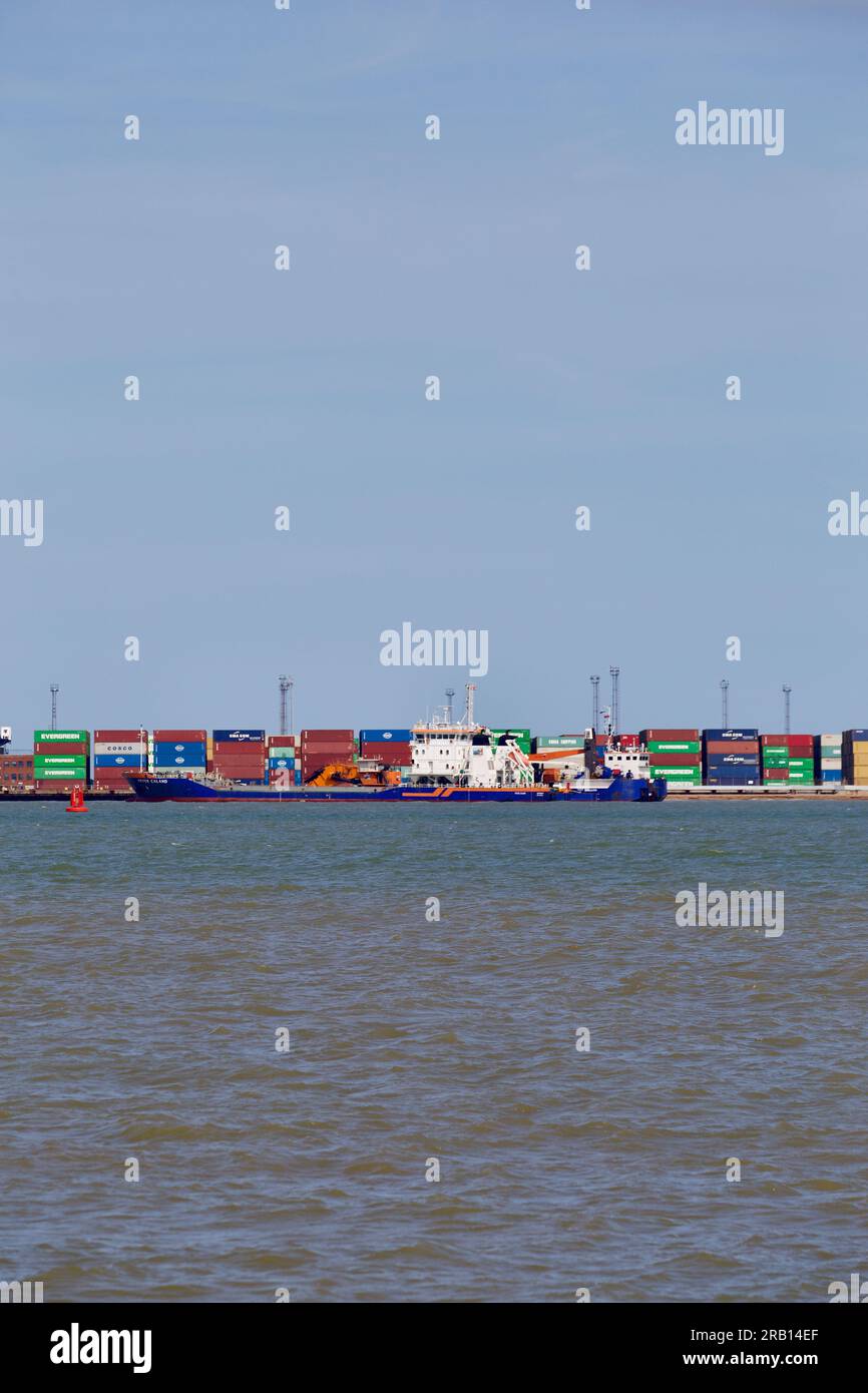 Hopper Barge Pieter Caland che lavora con la draga Goliath appena fuori dalla spiaggia di Felixstowe al porto di Felixstowe Suffolk, Regno Unito Foto Stock