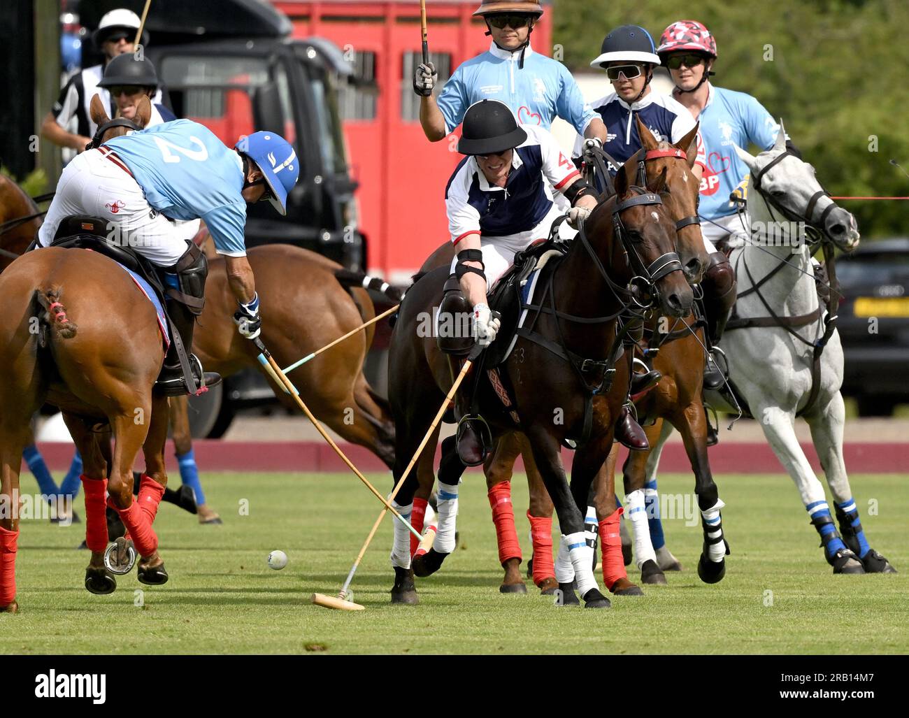 Windsor, Regno Unito. 6 luglio 2023. Il Principe di Galles e la Principessa di Galles partecipano alla Out-Sourcing Inc Royal Charity Polo Cup 2023 al Guards Polo Club. La partita sarà giocata per raccogliere fondi e sensibilizzare undici organizzazioni benefiche sostenute dal Principe e dalla Principessa di Galles. Credito: Doug Peters/EMPICS/Alamy Live News Foto Stock