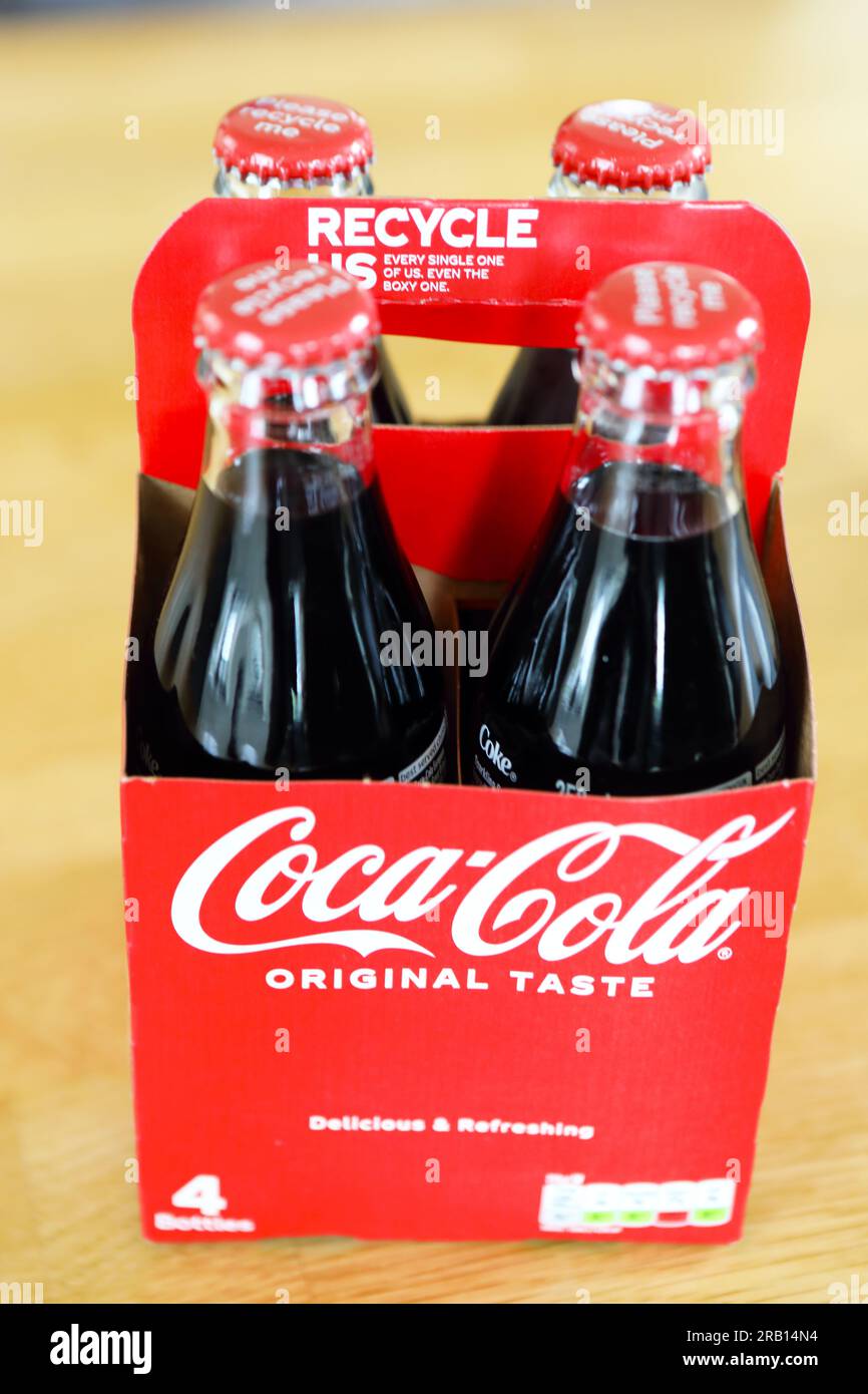 Bottiglie di vetro di Coca-Cola che promuovono il riciclaggio Foto Stock