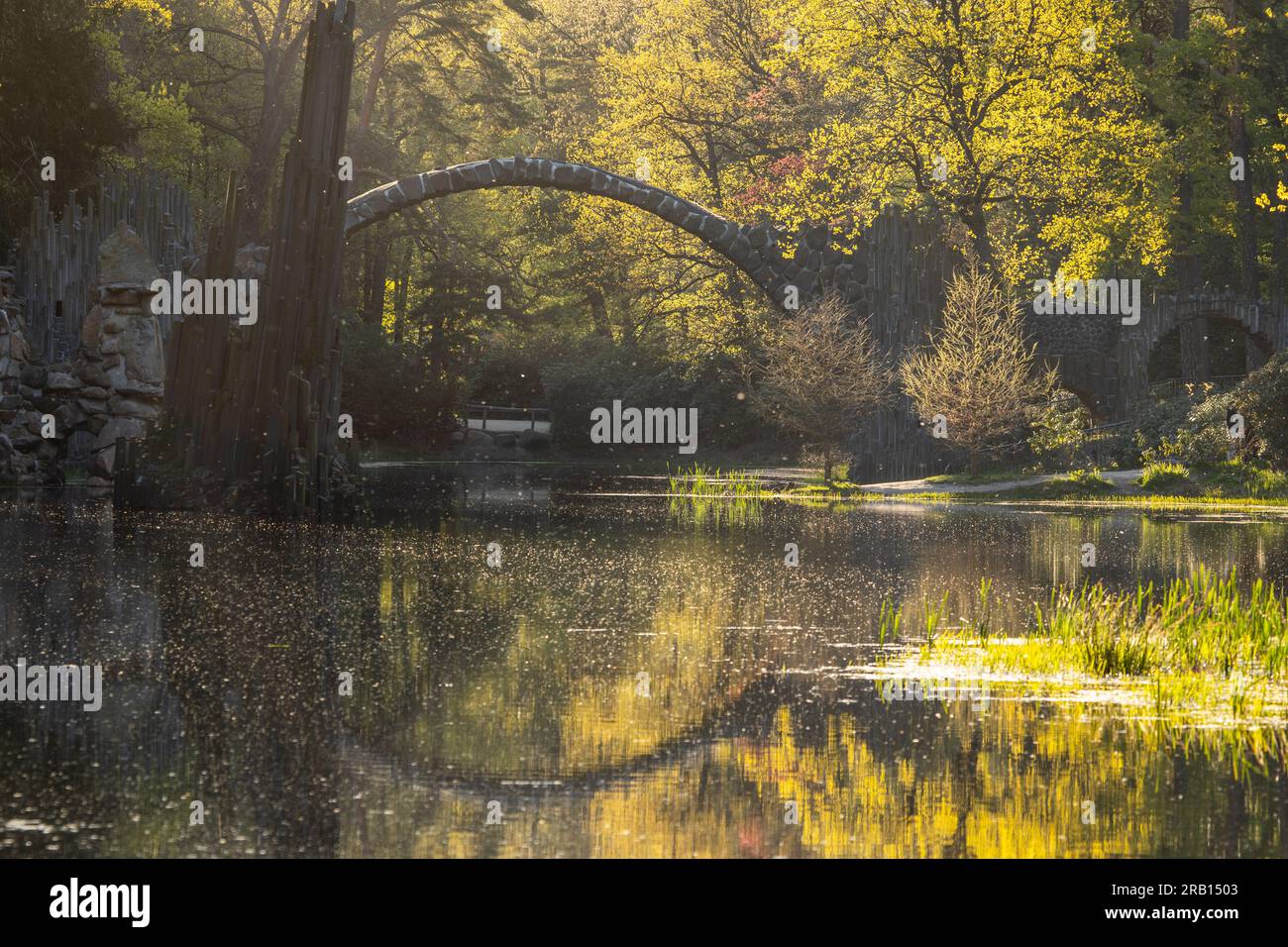 Europa, Germania, Sassonia, Gablenz, Rakotzbrücke ad Azalea e Rhododendron Park Kromlau Foto Stock