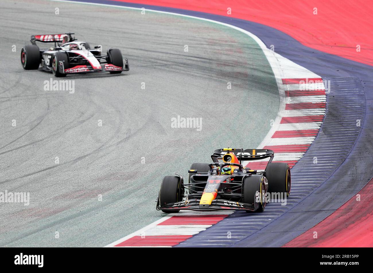 2 luglio 2023, Red Bull Ring, Spielberg, Formula 1 Rolex Grand Prix of Austria 2023, nella foto Sergio Perez (mex), Oracle Red Bull Racing, Kevin Magnussen (DNK), MoneyGram Haas F1 Team Foto Stock