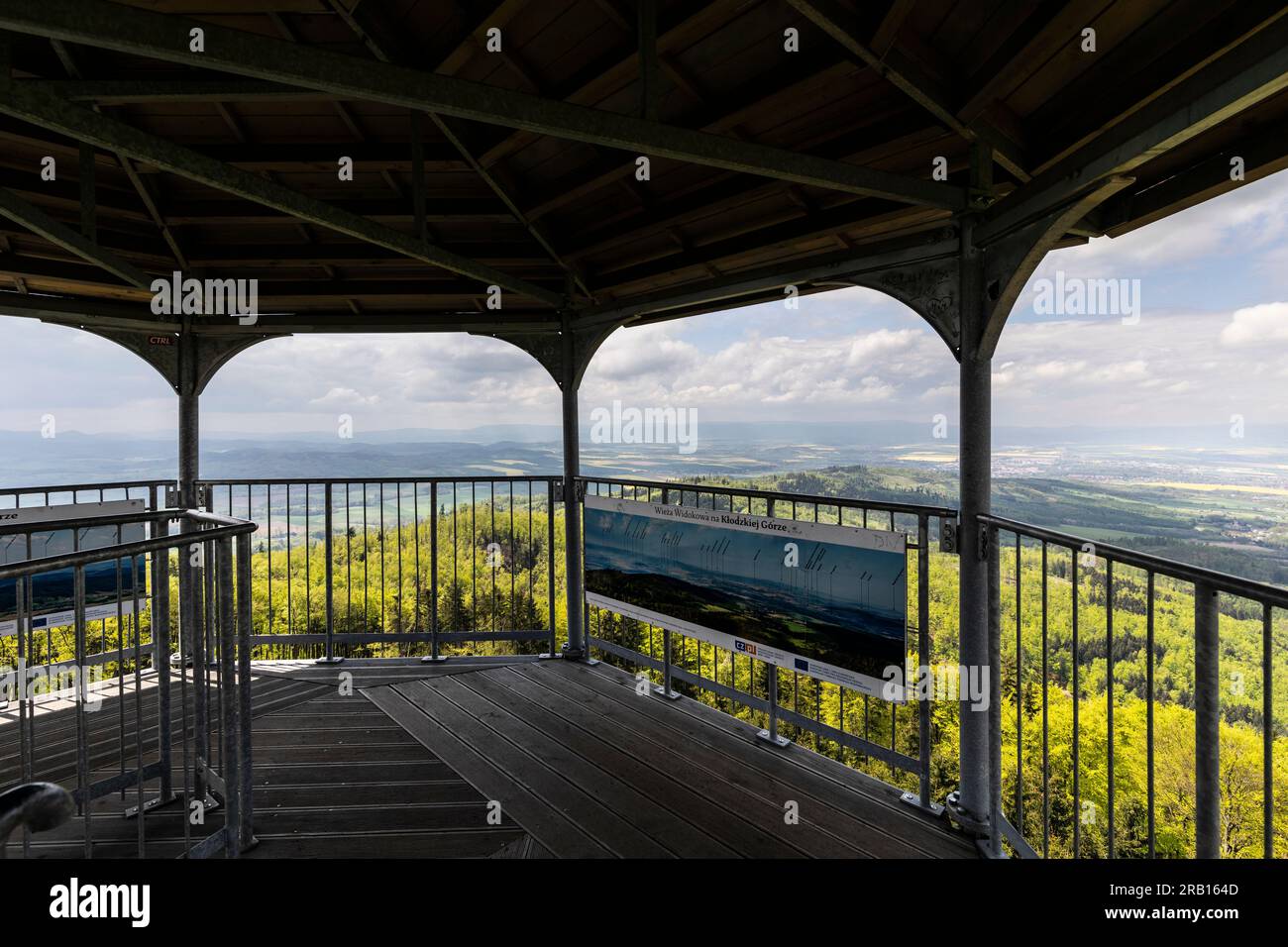 Europa, Polonia, bassa Slesia, picco di Klodzka Gora con torre di avvistamento / Monti Bardzkie Foto Stock