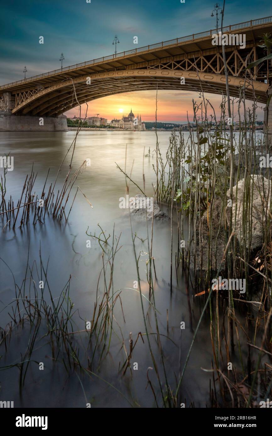 Al mattino, all'alba sul Danubio, potrai ammirare il Parlamento. Lunga esposizione a Budapest, Ungheria, Foto Stock