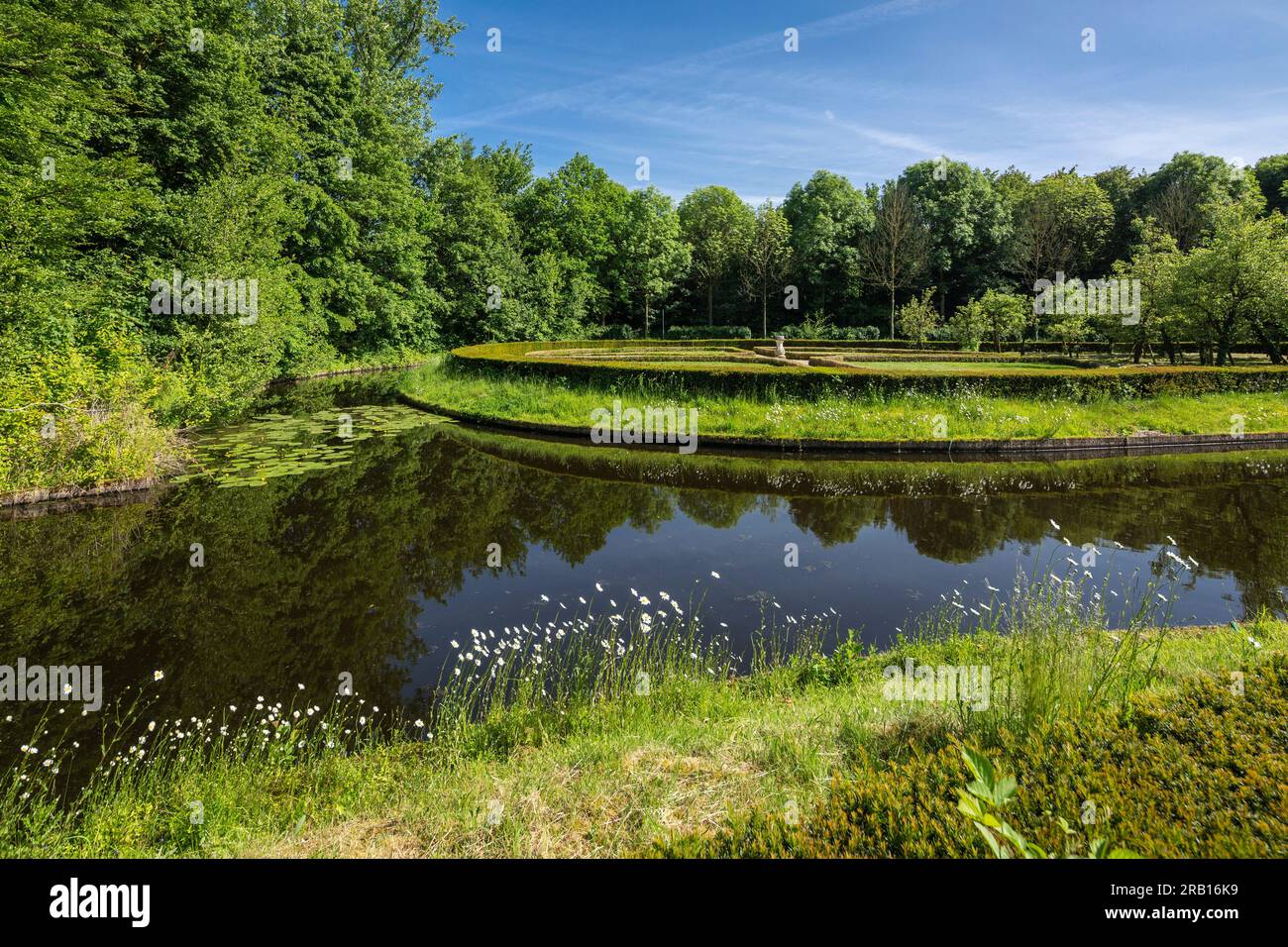 Germania, Muenster, Vestfalia, Muensterland, Renania settentrionale-Vestfalia, Casa Rueschhaus di Johann Conrad Schlaun a Muenster-Nienberge, Graeftenhof, residenza aristocratica, villa padronale, giardino, parco, barocco, fossato, tombe, residenza del poeta Annette von Droste-Huelshoff Foto Stock