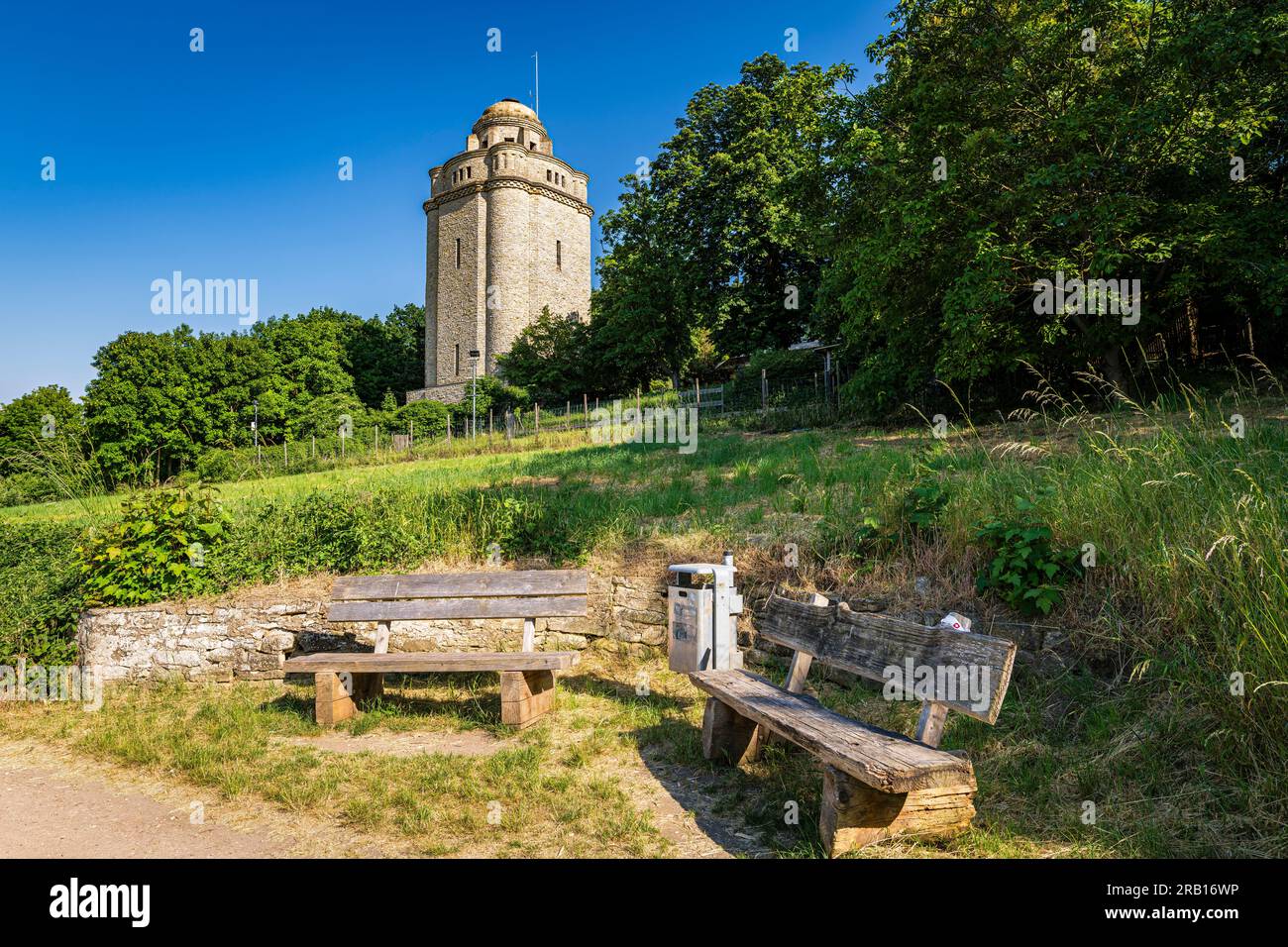 La torre di Ingelheim Bismarck sul Gau-Algesheimer Höhe, è decorata come una candela e illuminata di rosso all'Avvento, poi chiamata Ingelumer Kerz'. Foto Stock