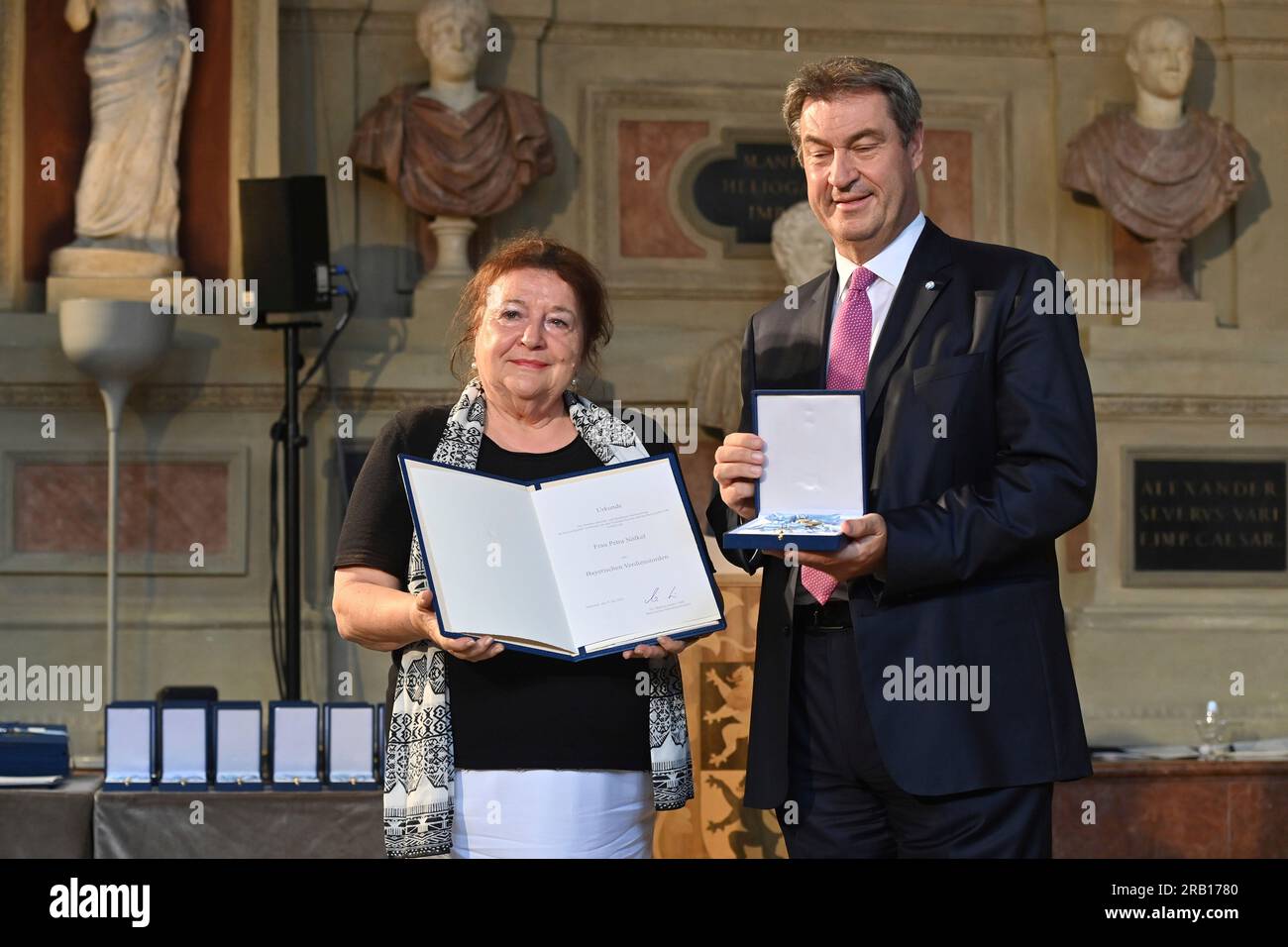 Petra Noelkel (Presidente dell'Associazione statale bavarese e Vice Presidente federale dell'Associazione familiare tedesca), Markus SOEDER (primo Ministro della Baviera e Presidente della CSU). Premiazione dell'ordine al merito bavarese nella libreria antiquaria della Residenz di Monaco il 5 luglio 2023? Foto Stock