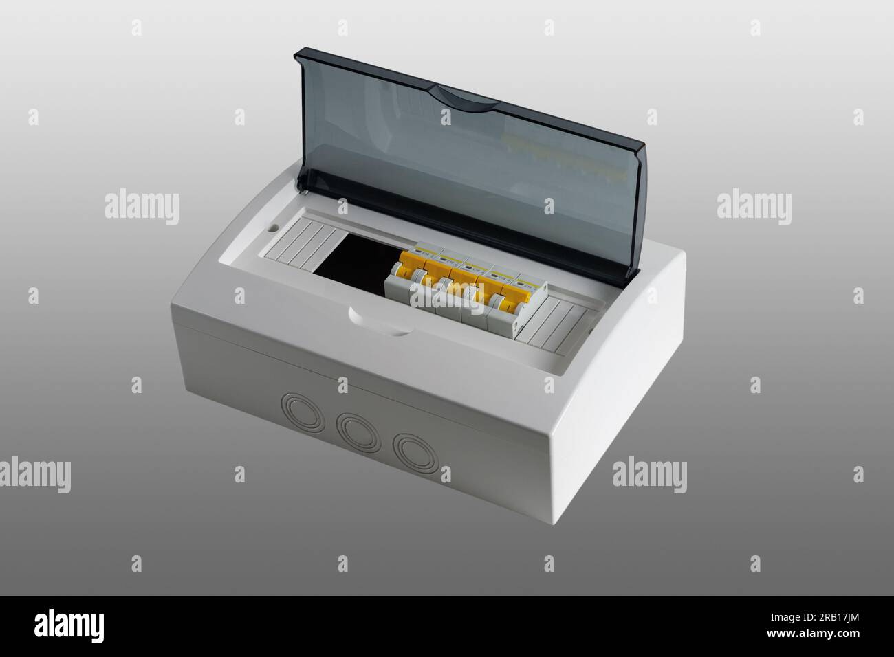 Quadro di distribuzione in plastica. Quadro elettrico. Primo piano. Isolato su sfondo grigio chiaro. Foto Stock