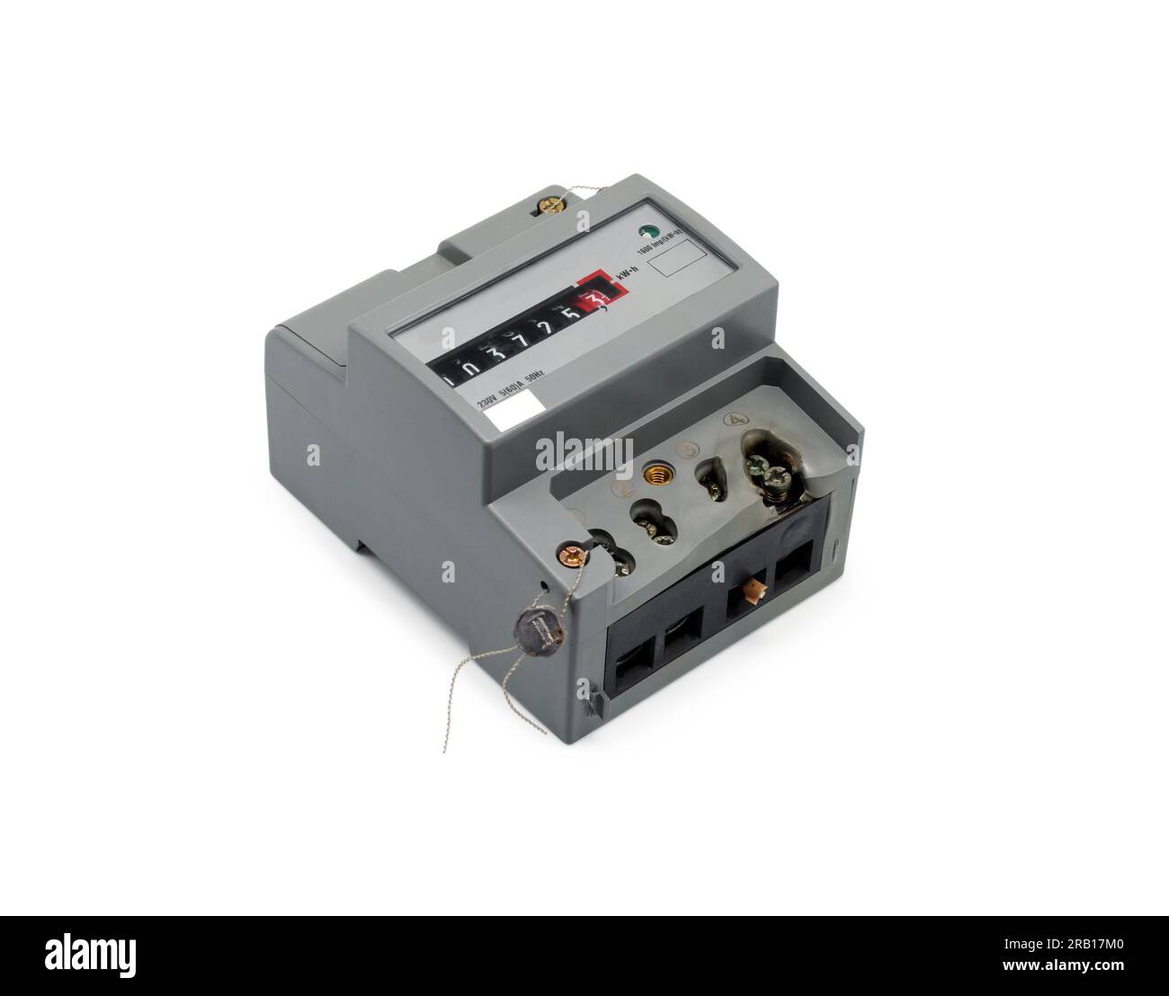 Contatore elettrico danneggiato. Terminale fuso. Primo piano. Isolato su sfondo bianco. Foto Stock