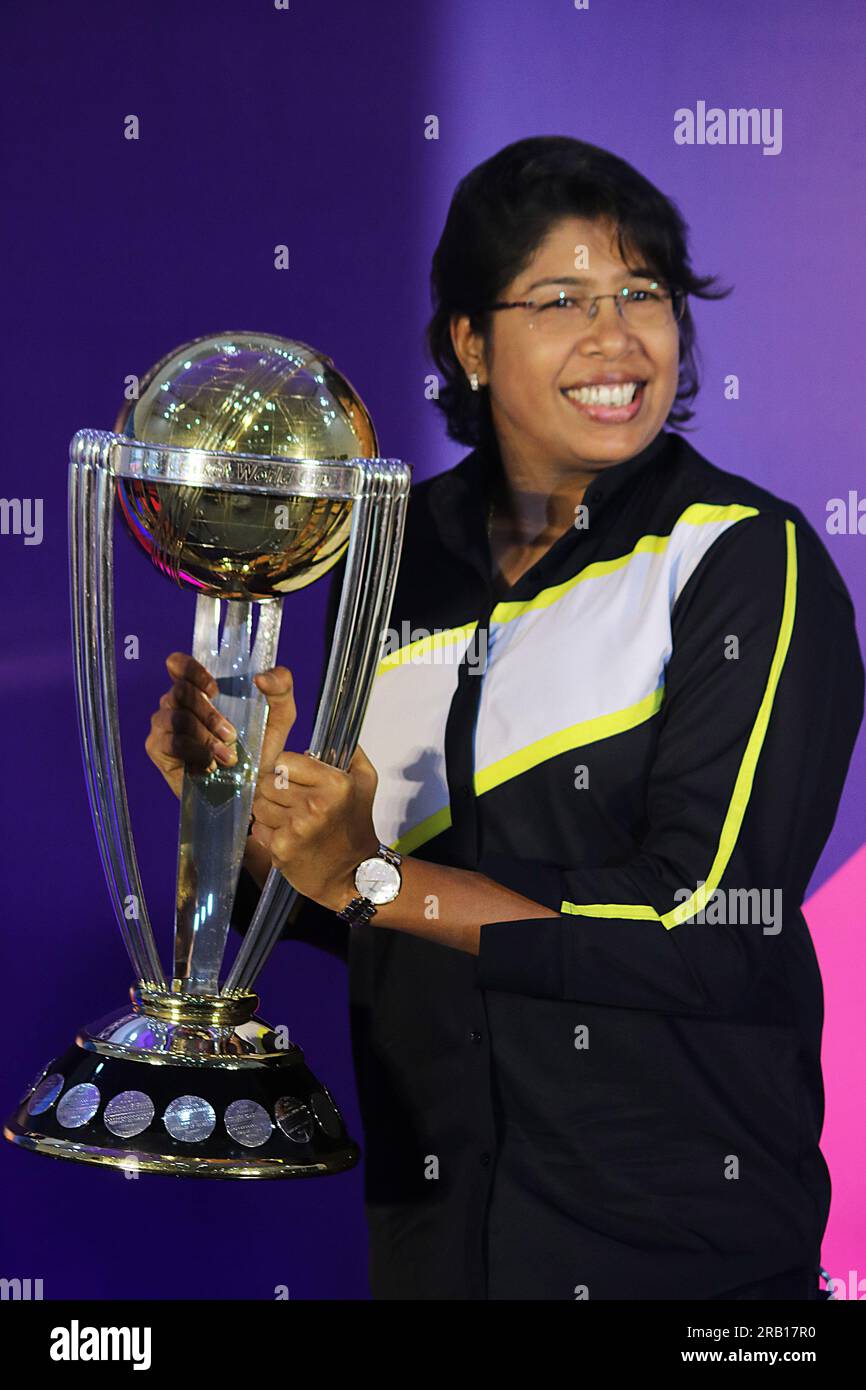 Kolkata, India. 6 luglio 2023. 6 luglio 2023, Calcutta, India: L'ex cricket femminile indiana Jhulan Goswami detiene il trofeo di cricket della Coppa del mondo di cricket durante l'ICC Men's Cricket World Cup Trophy Tour in una scuola. Il 6 luglio 2023 a Calcutta, in India. (Foto di Dipa Chakraborty/ Credit: Eyepix Group/Alamy Live News Foto Stock