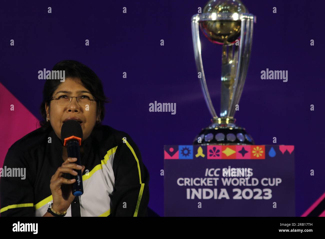 Kolkata, India. 6 luglio 2023. 6 luglio 2023, Calcutta, India: L'ex cricket femminile indiana Jhulan Goswami parla accanto al trofeo di cricket della Coppa del mondo durante l'ICC Men's Cricket World Cup Trophy Tour in una scuola. Il 6 luglio 2023 a Calcutta, in India. (Foto di Dipa Chakraborty/ Credit: Eyepix Group/Alamy Live News Foto Stock