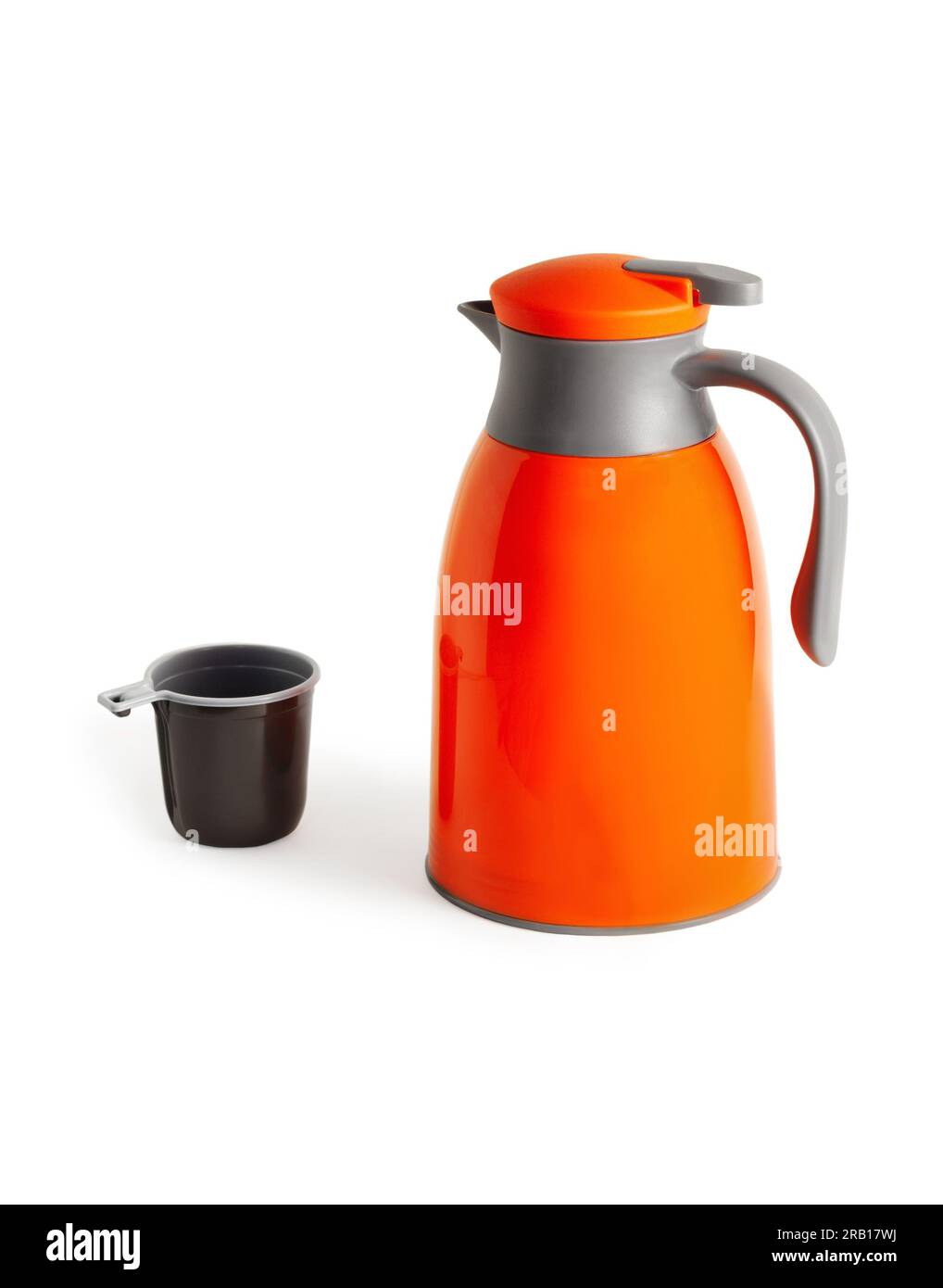 Termos e coppa in plastica. Thermos arancione con manico. Primo piano. Isolato su sfondo bianco. Foto Stock