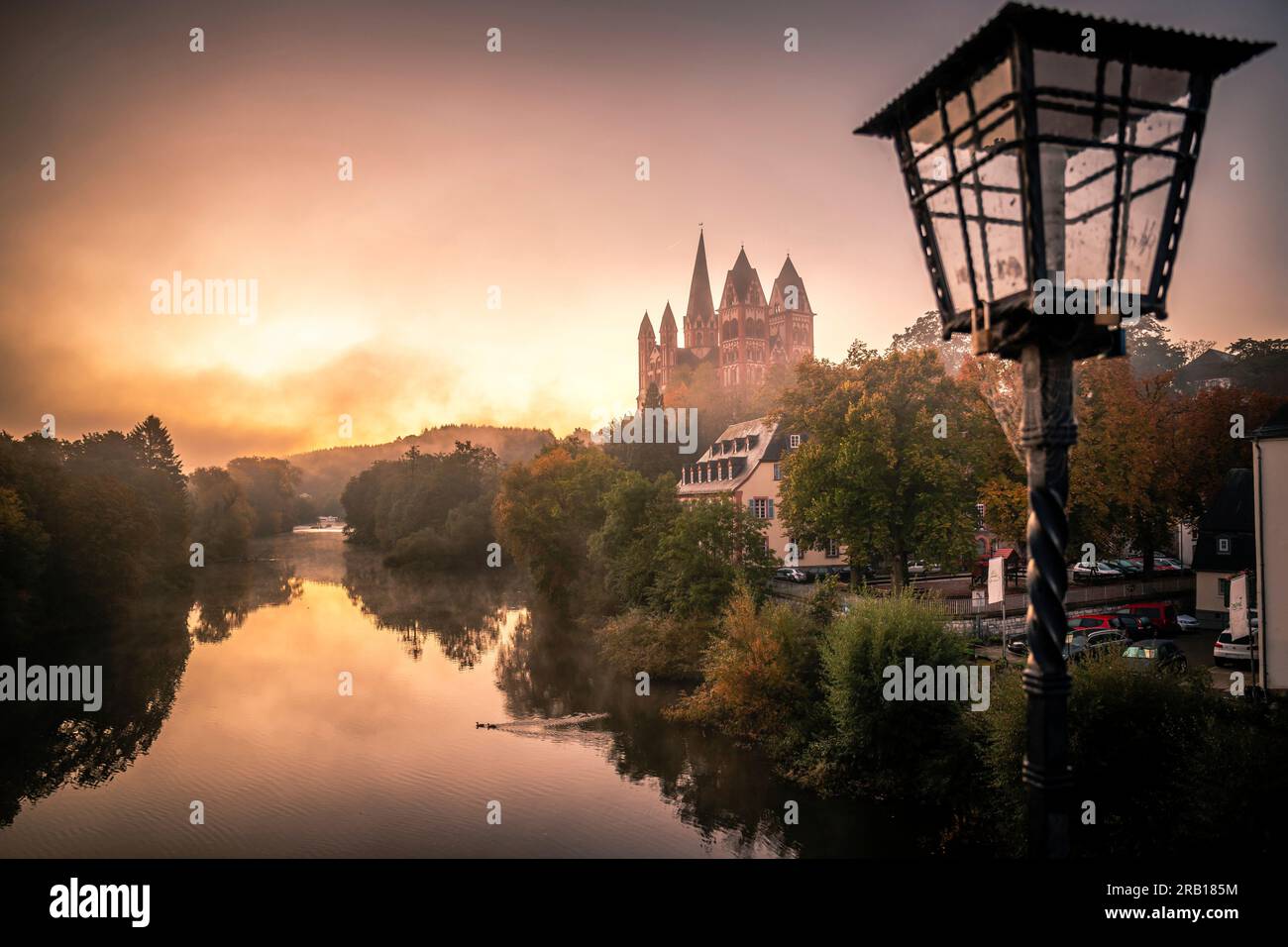 Vista dal Ponte Vecchio di Lahn sul fiume Lahn fino alla cattedrale di Limburgo, bel paesaggio girato al mattino all'alba Foto Stock