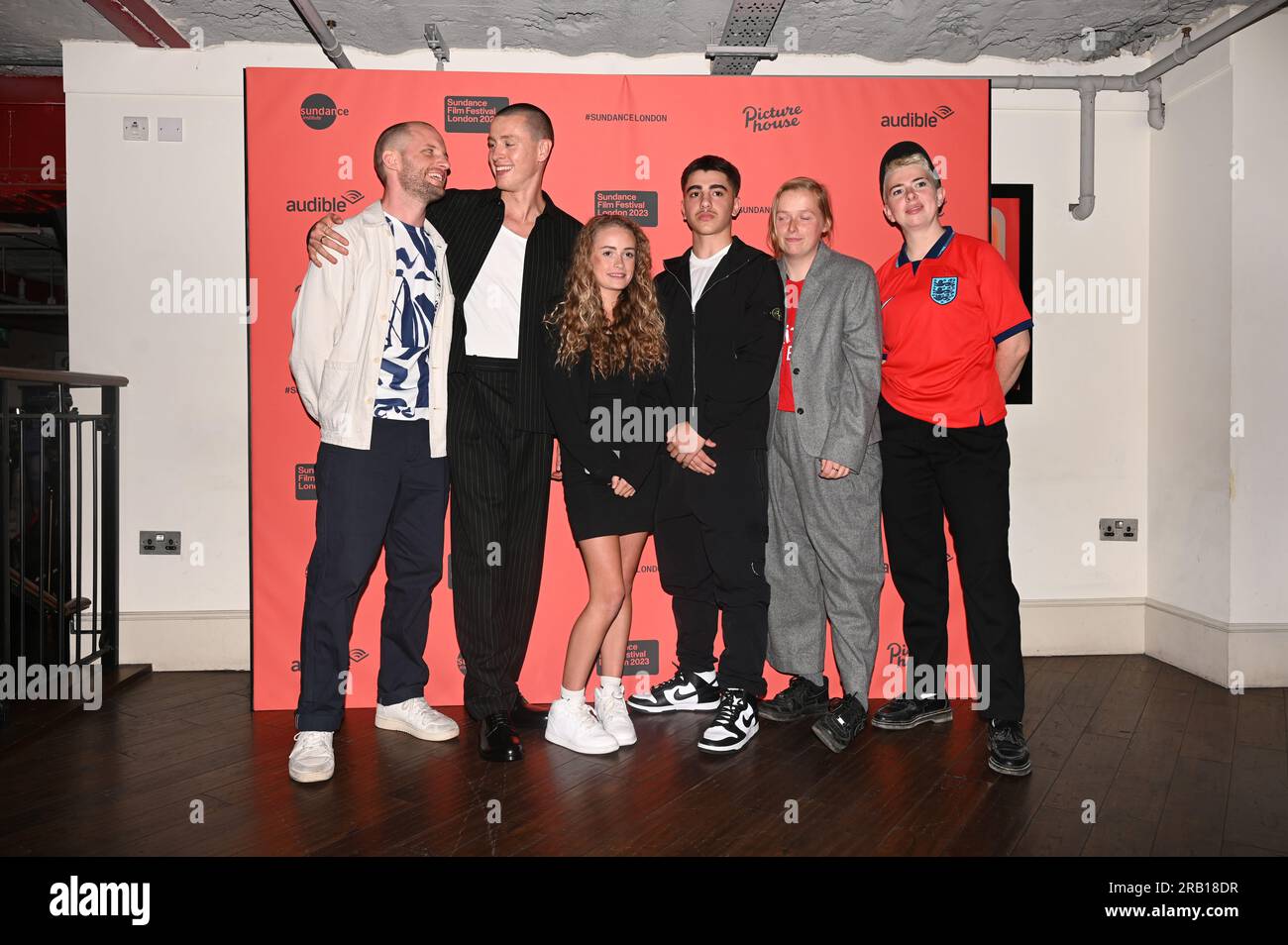 Londra, Regno Unito. 6 luglio 2023. Theo Barrowclough, Harris Dickinson, Lola Campbell, Alin Uzun, Charlotte Regan e Molly Manning Walker partecipano alla UK Premiere of Scrapper e alla serata di apertura del 2023 Sundance Film Festival a Picturehouse Central, Londra, Regno Unito. Credito: Vedere li/Picture Capital/Alamy Live News Foto Stock