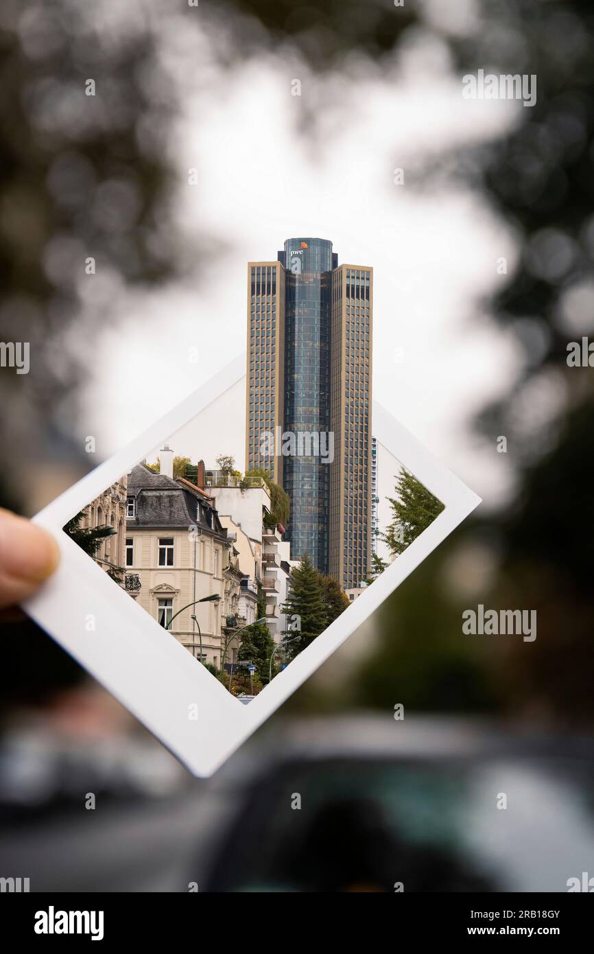 La UBS Tower, Tower 185 o ESG Screen17 di Francoforte sul meno, la torre deriva da una foto istantanea, trucco Photoshop [M]. Foto Stock