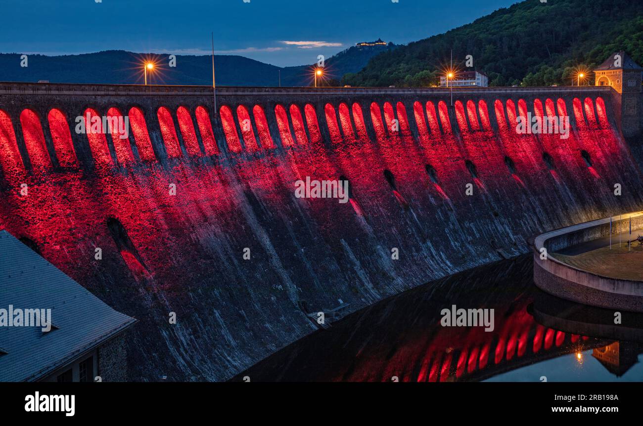 Germania, Assia, Hemfurth, diga di Edersee / diga di Eder, muro di diga, illuminazione Foto Stock