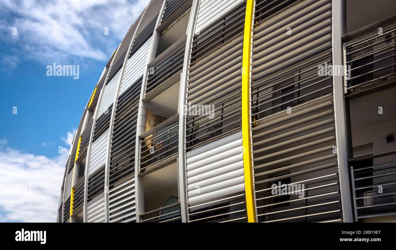 Alto edificio nell'Allee des Vignerons a Beziers. Foto Stock