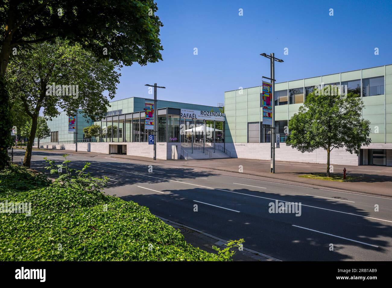 Essen, Renania settentrionale-Vestfalia, Germania - il Museo Folkwang è un museo d'arte di Essen sulla Bismarckstrasse. Fu aperto nel 1902 ad Hagen dal mecenate dell'arte Karl Ernst Osthaus sotto il nome di Folkwang Museum e per lungo tempo ha avuto un ruolo pionieristico nel campo dell'arte moderna. 21 APR 2023 - 20 AUG 2023 Exhibition RAFAEL ROZENDAAL Color, Code, Communication. Foto Stock