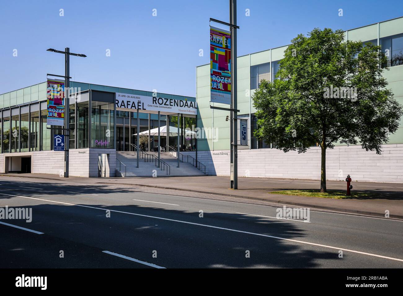 Essen, Renania settentrionale-Vestfalia, Germania - il Museo Folkwang è un museo d'arte di Essen sulla Bismarckstrasse. Fu aperto nel 1902 ad Hagen dal mecenate dell'arte Karl Ernst Osthaus sotto il nome di Folkwang Museum e per lungo tempo ha avuto un ruolo pionieristico nel campo dell'arte moderna. 21 APR 2023 - 20 AUG 2023 Exhibition RAFAEL ROZENDAAL Color, Code, Communication. Foto Stock