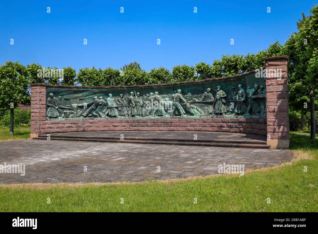Essen, Renania settentrionale-Vestfalia, Germania - Monumento alla fusione di crogioli di fronte al quartier generale del gruppo ThyssenKrupp, monumentale rilievo di Artur Hoffmann. Il monumento della colata di crogioli si trova nella cintura di Krupp su Altendorfer Strasse nel distretto Westviertel di Essen e commemora la produzione di acciaio fuso nell'ex fabbrica di acciaio fuso di Krupp. Foto Stock