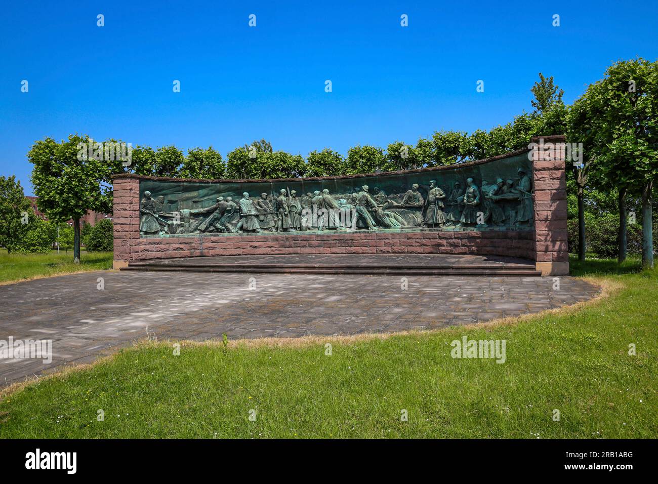 Essen, Renania settentrionale-Vestfalia, Germania - Monumento alla fusione di crogioli di fronte al quartier generale del gruppo ThyssenKrupp, monumentale rilievo di Artur Hoffmann. Il monumento della colata di crogioli si trova nella cintura di Krupp su Altendorfer Strasse nel distretto Westviertel di Essen e commemora la produzione di acciaio fuso nell'ex fabbrica di acciaio fuso di Krupp. Foto Stock